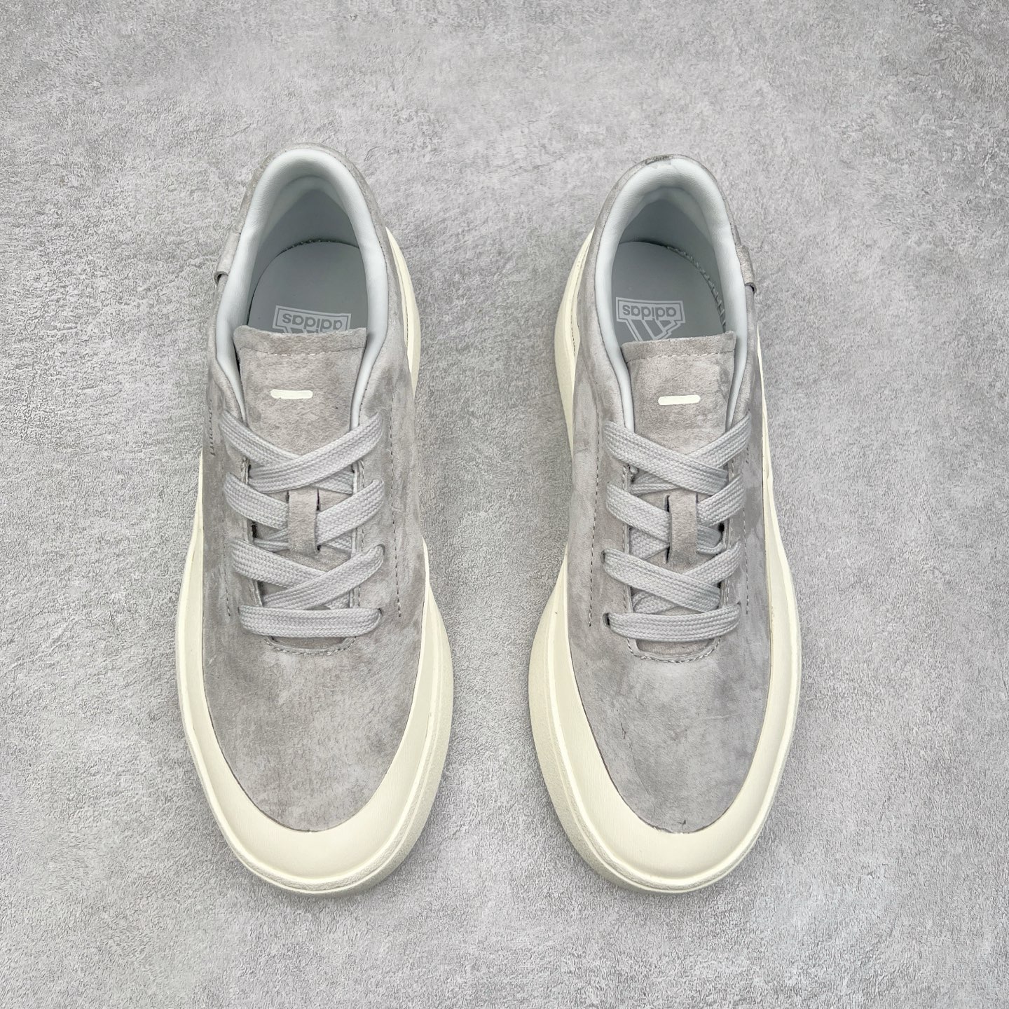 图片[2]-＃纯原 AD Labcourt 百搭休闲轻松舒适耐磨透气低帮板鞋 JS0555 FOG平替单品 鞋面使用了绒毛麂皮 鞋面和鞋底连接处使用了包边处理 看起来更加精致有型 内里也使用了光滑的优质皮革 鞋垫上的LOGO彰显品牌身份 鞋子后脚跟处的英文 ENDINEERED FOR THE STYLE OF FUTURE译为 为未来的风格而设计 尺码：35.5 36 36.5 37 38 38.5 39 40 40.5 41 42 42.5 43 44 44.5 45-选品中心