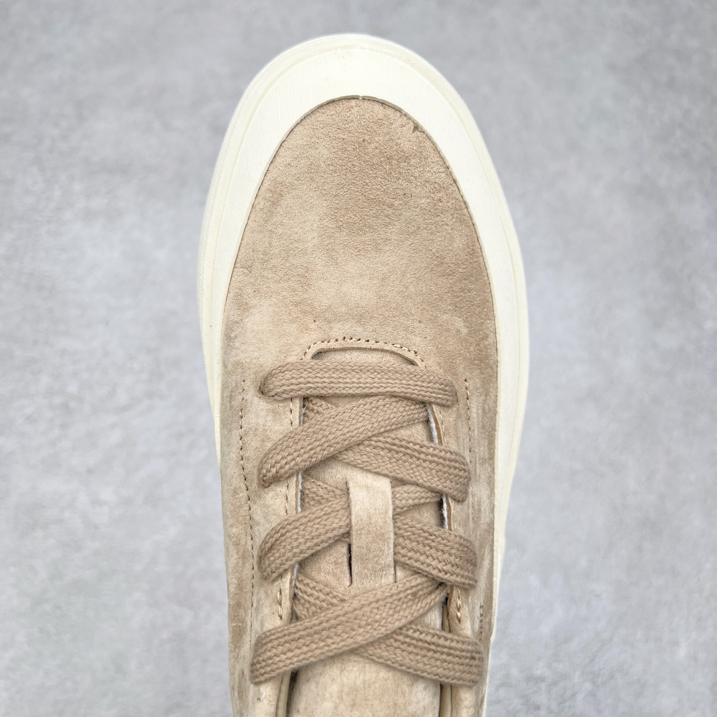 图片[4]-＃纯原 AD Labcourt 百搭休闲轻松舒适耐磨透气低帮板鞋 JS0556 FOG平替单品 鞋面使用了绒毛麂皮 鞋面和鞋底连接处使用了包边处理 看起来更加精致有型 内里也使用了光滑的优质皮革 鞋垫上的LOGO彰显品牌身份 鞋子后脚跟处的英文 ENDINEERED FOR THE STYLE OF FUTURE译为 为未来的风格而设计 尺码：35.5 36 36.5 37 38 38.5 39 40 40.5 41 42 42.5 43 44 44.5 45-选品中心