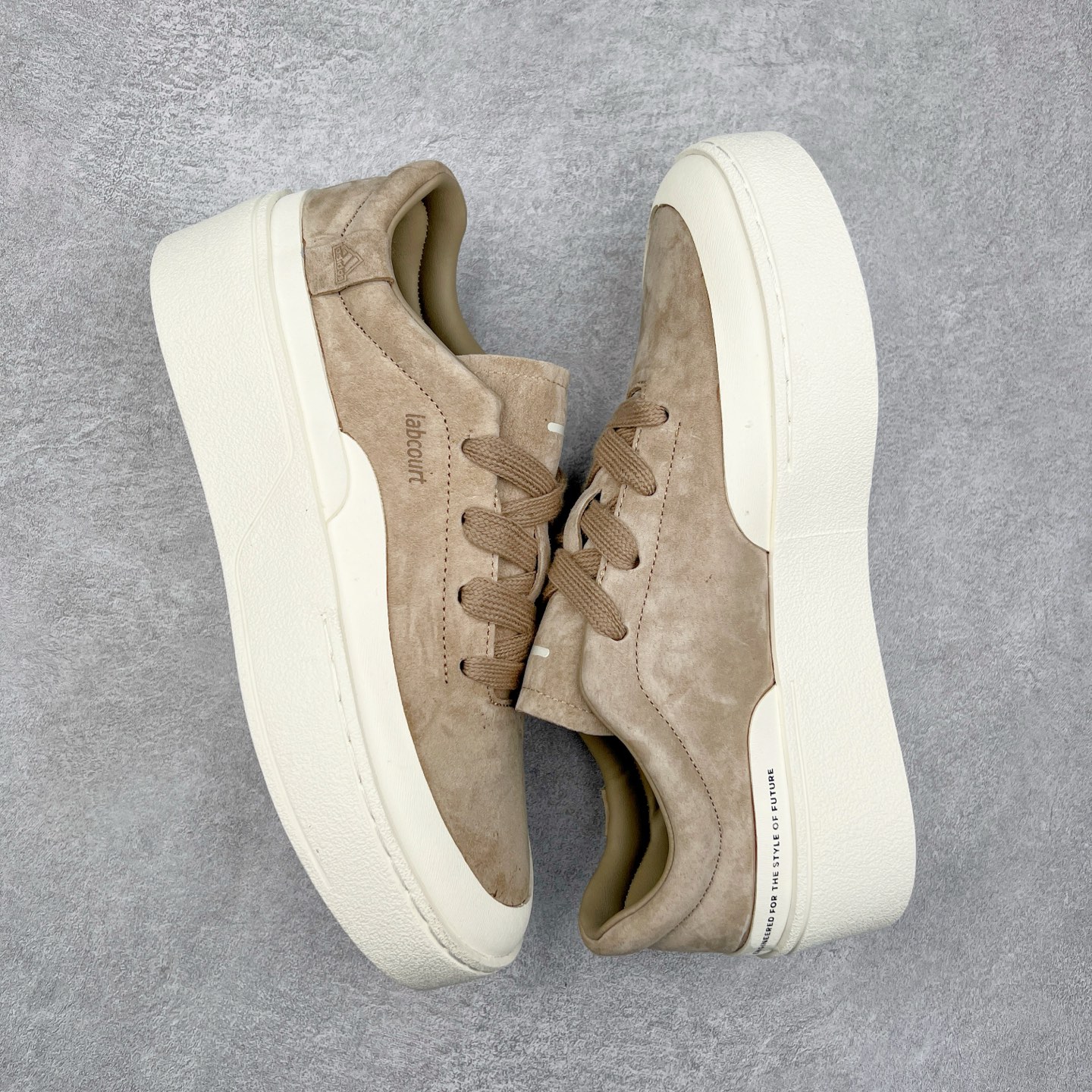 图片[3]-＃纯原 AD Labcourt 百搭休闲轻松舒适耐磨透气低帮板鞋 JS0556 FOG平替单品 鞋面使用了绒毛麂皮 鞋面和鞋底连接处使用了包边处理 看起来更加精致有型 内里也使用了光滑的优质皮革 鞋垫上的LOGO彰显品牌身份 鞋子后脚跟处的英文 ENDINEERED FOR THE STYLE OF FUTURE译为 为未来的风格而设计 尺码：35.5 36 36.5 37 38 38.5 39 40 40.5 41 42 42.5 43 44 44.5 45-选品中心