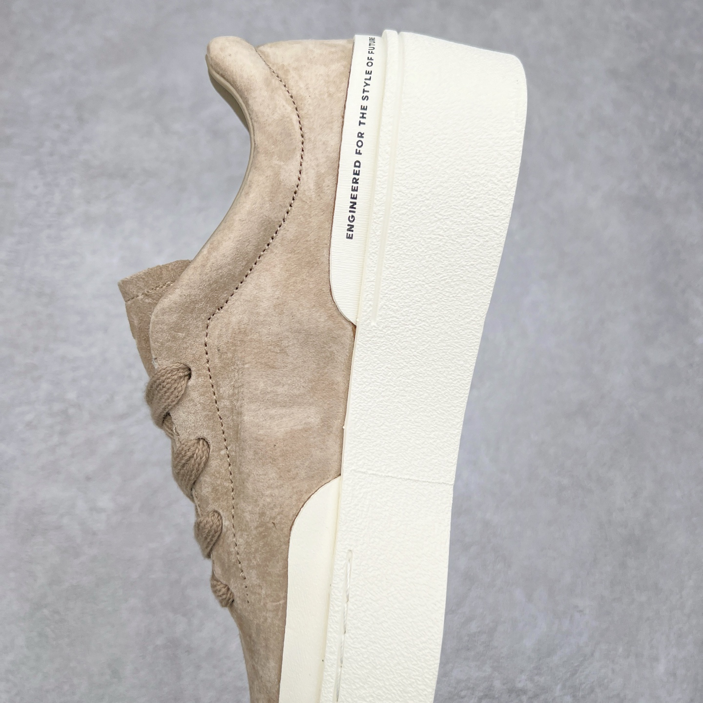 图片[7]-＃纯原 AD Labcourt 百搭休闲轻松舒适耐磨透气低帮板鞋 JS0556 FOG平替单品 鞋面使用了绒毛麂皮 鞋面和鞋底连接处使用了包边处理 看起来更加精致有型 内里也使用了光滑的优质皮革 鞋垫上的LOGO彰显品牌身份 鞋子后脚跟处的英文 ENDINEERED FOR THE STYLE OF FUTURE译为 为未来的风格而设计 尺码：35.5 36 36.5 37 38 38.5 39 40 40.5 41 42 42.5 43 44 44.5 45-选品中心