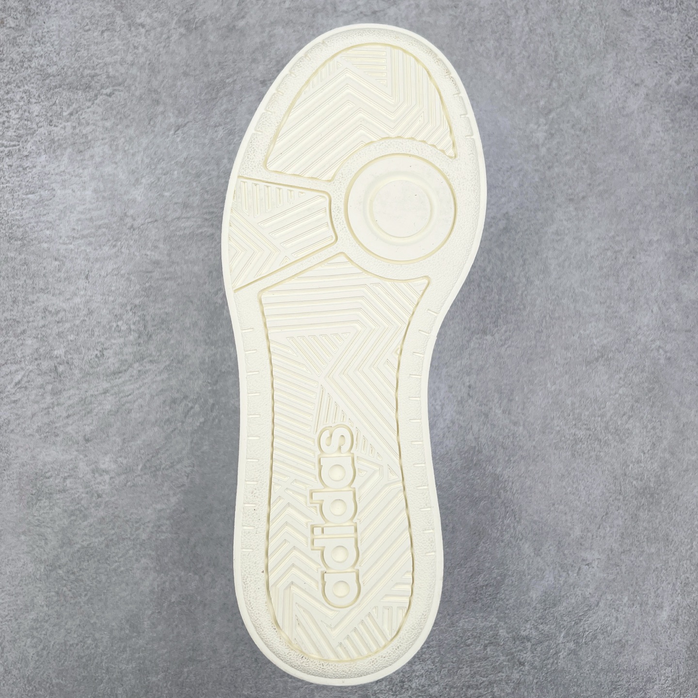 图片[9]-＃纯原 AD Labcourt 百搭休闲轻松舒适耐磨透气低帮板鞋 JS0556 FOG平替单品 鞋面使用了绒毛麂皮 鞋面和鞋底连接处使用了包边处理 看起来更加精致有型 内里也使用了光滑的优质皮革 鞋垫上的LOGO彰显品牌身份 鞋子后脚跟处的英文 ENDINEERED FOR THE STYLE OF FUTURE译为 为未来的风格而设计 尺码：35.5 36 36.5 37 38 38.5 39 40 40.5 41 42 42.5 43 44 44.5 45-选品中心