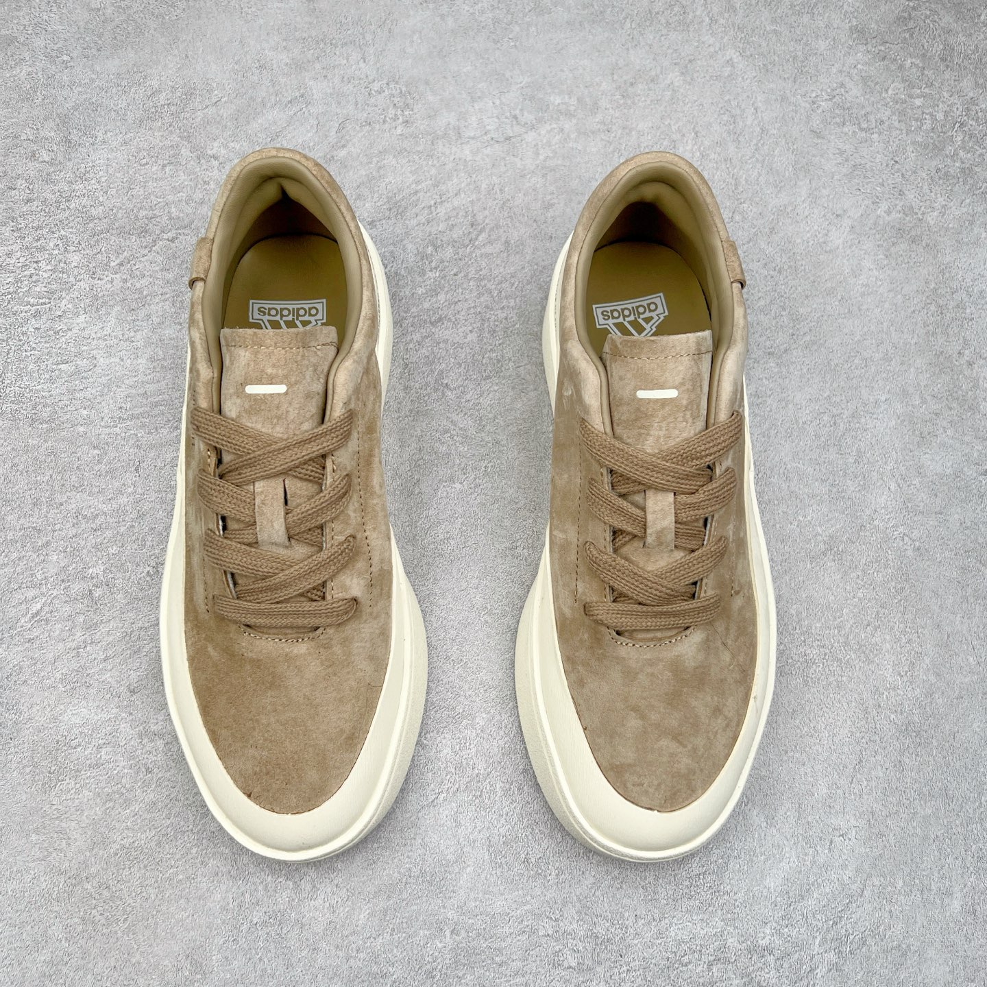 图片[2]-＃纯原 AD Labcourt 百搭休闲轻松舒适耐磨透气低帮板鞋 JS0556 FOG平替单品 鞋面使用了绒毛麂皮 鞋面和鞋底连接处使用了包边处理 看起来更加精致有型 内里也使用了光滑的优质皮革 鞋垫上的LOGO彰显品牌身份 鞋子后脚跟处的英文 ENDINEERED FOR THE STYLE OF FUTURE译为 为未来的风格而设计 尺码：35.5 36 36.5 37 38 38.5 39 40 40.5 41 42 42.5 43 44 44.5 45-选品中心