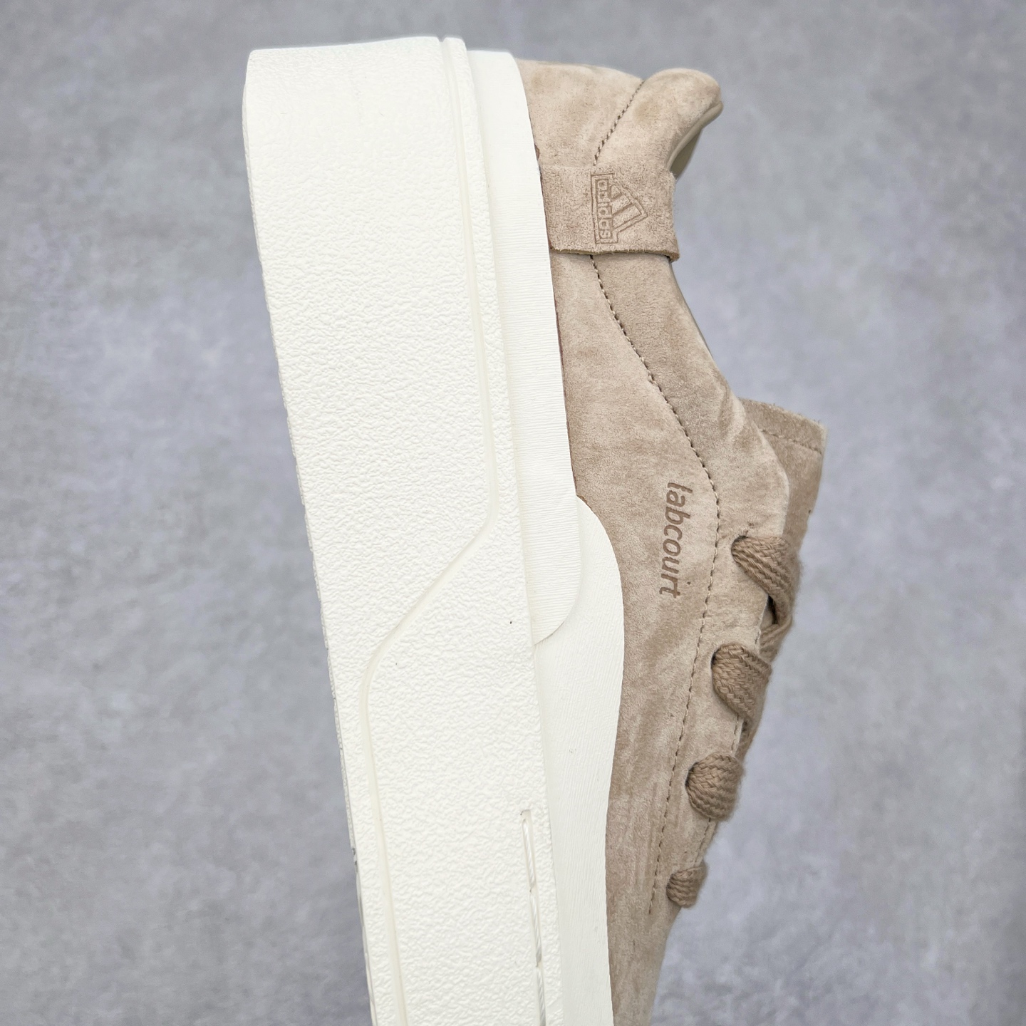 图片[6]-＃纯原 AD Labcourt 百搭休闲轻松舒适耐磨透气低帮板鞋 JS0556 FOG平替单品 鞋面使用了绒毛麂皮 鞋面和鞋底连接处使用了包边处理 看起来更加精致有型 内里也使用了光滑的优质皮革 鞋垫上的LOGO彰显品牌身份 鞋子后脚跟处的英文 ENDINEERED FOR THE STYLE OF FUTURE译为 为未来的风格而设计 尺码：35.5 36 36.5 37 38 38.5 39 40 40.5 41 42 42.5 43 44 44.5 45-选品中心