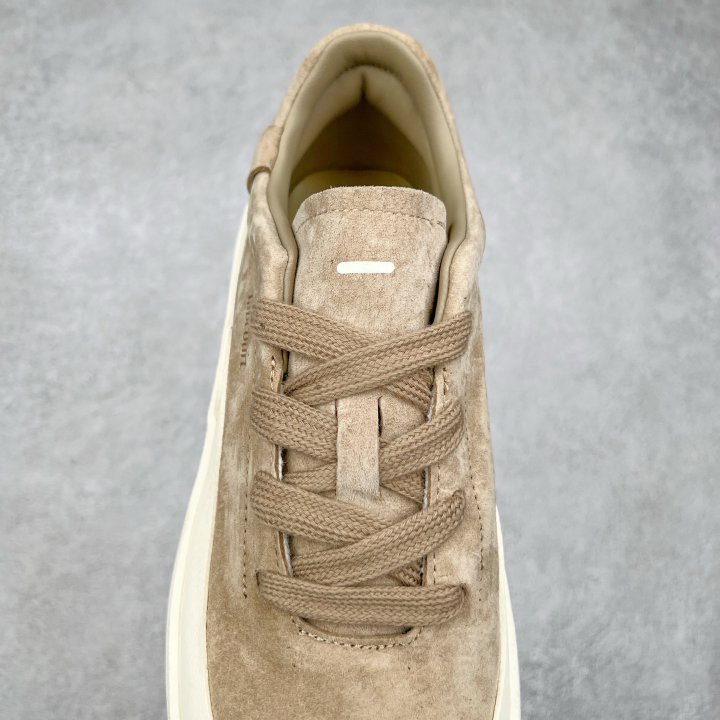 图片[5]-＃纯原 AD Labcourt 百搭休闲轻松舒适耐磨透气低帮板鞋 JS0556 FOG平替单品 鞋面使用了绒毛麂皮 鞋面和鞋底连接处使用了包边处理 看起来更加精致有型 内里也使用了光滑的优质皮革 鞋垫上的LOGO彰显品牌身份 鞋子后脚跟处的英文 ENDINEERED FOR THE STYLE OF FUTURE译为 为未来的风格而设计 尺码：35.5 36 36.5 37 38 38.5 39 40 40.5 41 42 42.5 43 44 44.5 45-选品中心