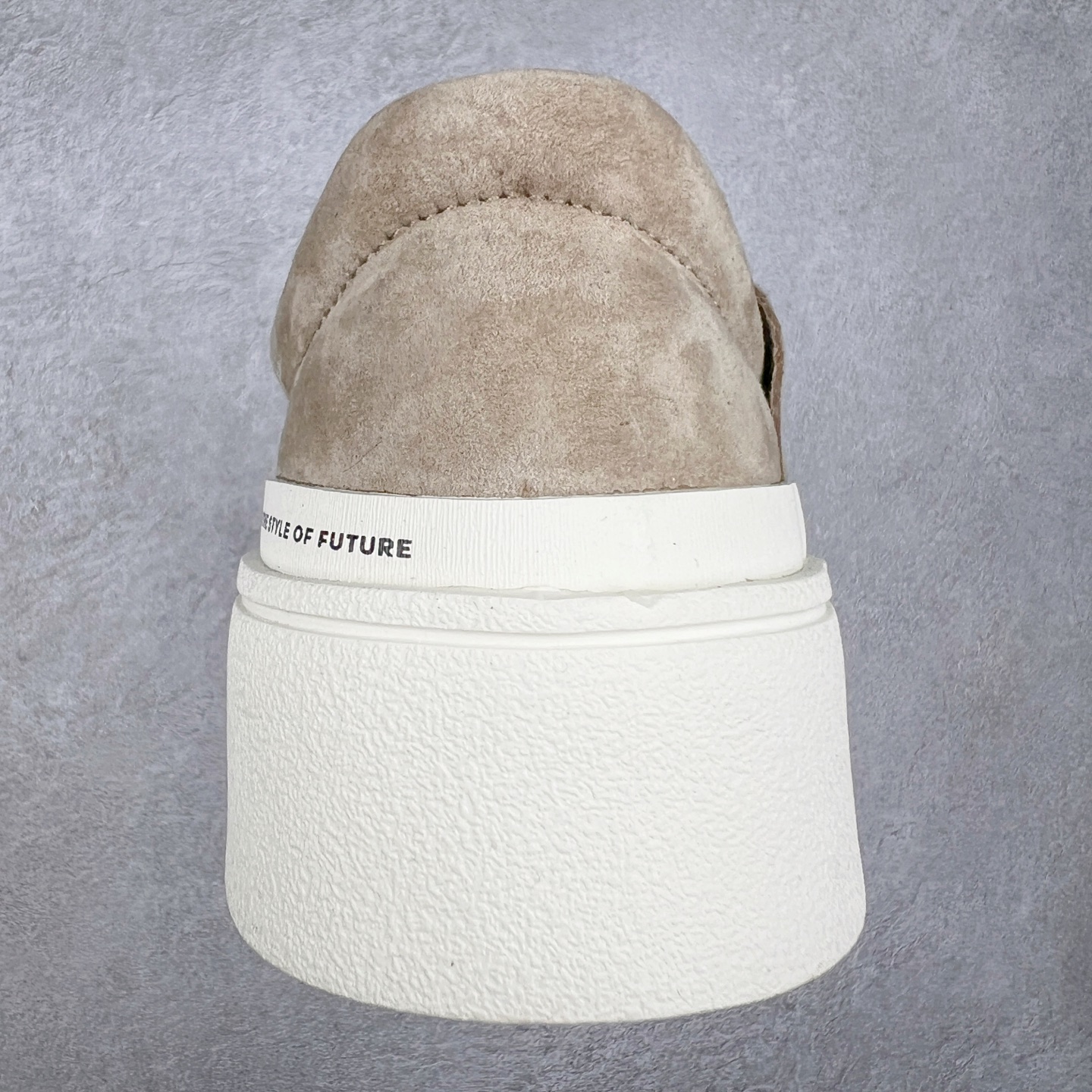 图片[8]-＃纯原 AD Labcourt 百搭休闲轻松舒适耐磨透气低帮板鞋 JS0556 FOG平替单品 鞋面使用了绒毛麂皮 鞋面和鞋底连接处使用了包边处理 看起来更加精致有型 内里也使用了光滑的优质皮革 鞋垫上的LOGO彰显品牌身份 鞋子后脚跟处的英文 ENDINEERED FOR THE STYLE OF FUTURE译为 为未来的风格而设计 尺码：35.5 36 36.5 37 38 38.5 39 40 40.5 41 42 42.5 43 44 44.5 45-选品中心