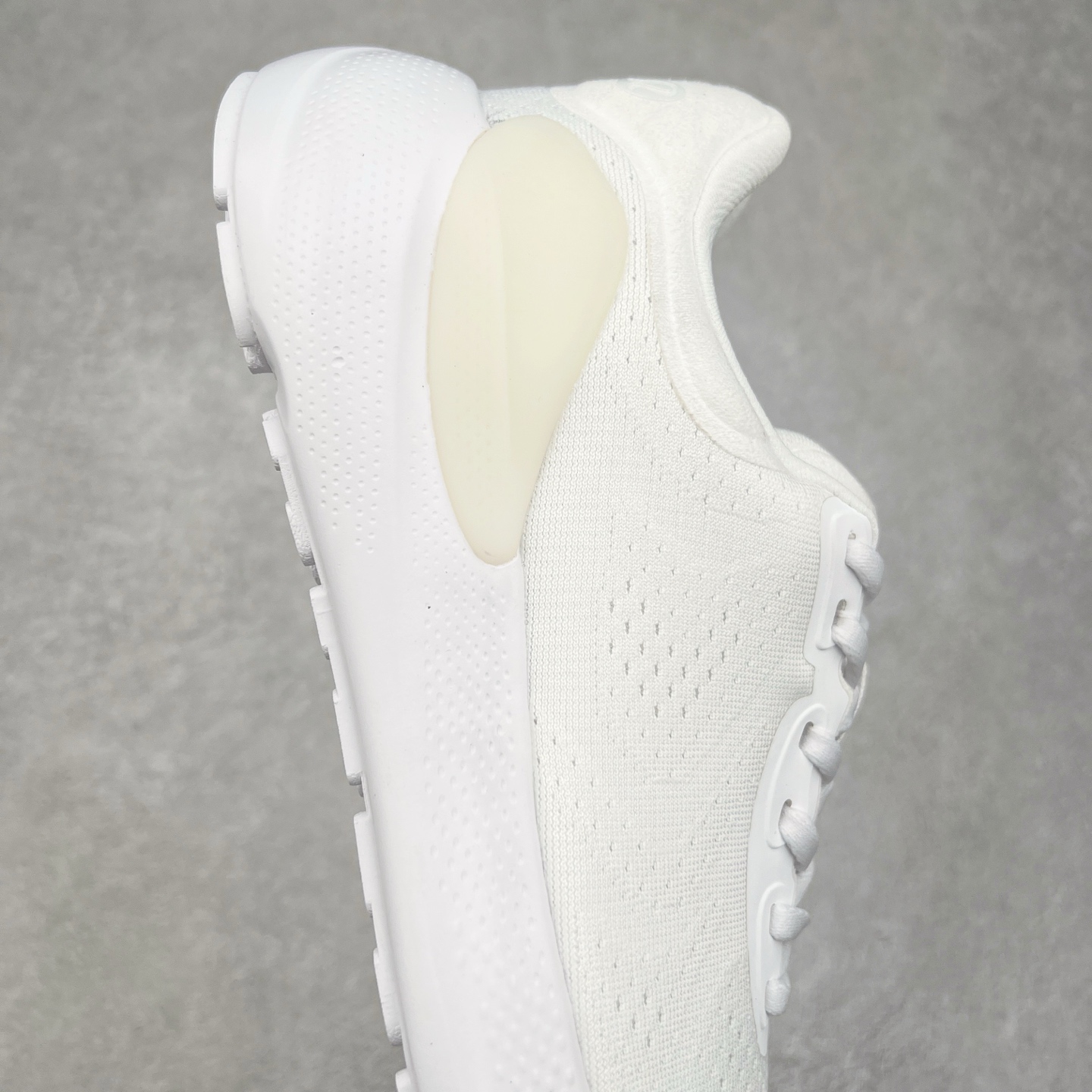 图片[6]-lululemon beyondfeel 露露乐檬舒适防滑耐磨低帮跑步鞋 Cityverse将运动性能融入经典休闲鞋中，中底提供出色缓震，并贴合足部曲线，带来全天候的舒适感。鞋面采用两种材质拼接，且前半部分采用热熔压胶处理，无任何缝线，保留了鞋身整体性。模制泡沫的鞋垫带来上乘的脚感，在平日休闲穿着时不会磨脚，也能提供轻质软弹的效果。25年来，lululemon一直秉持“感受为先”的设计理念，并相信更好的感受带来更好的表现。此次男鞋的设计亦是如此。投入多年研究，针对男性在不同运动场景中的脚步形态设计了不同鞋履款式。同时，还进行了生物力学与形态学研究，为“他”带来更好的贴合度和感受。尺码：36 36.5 37.5 38 38.5 39 40 40.5 41 42 42.5 43 44 45-选品中心