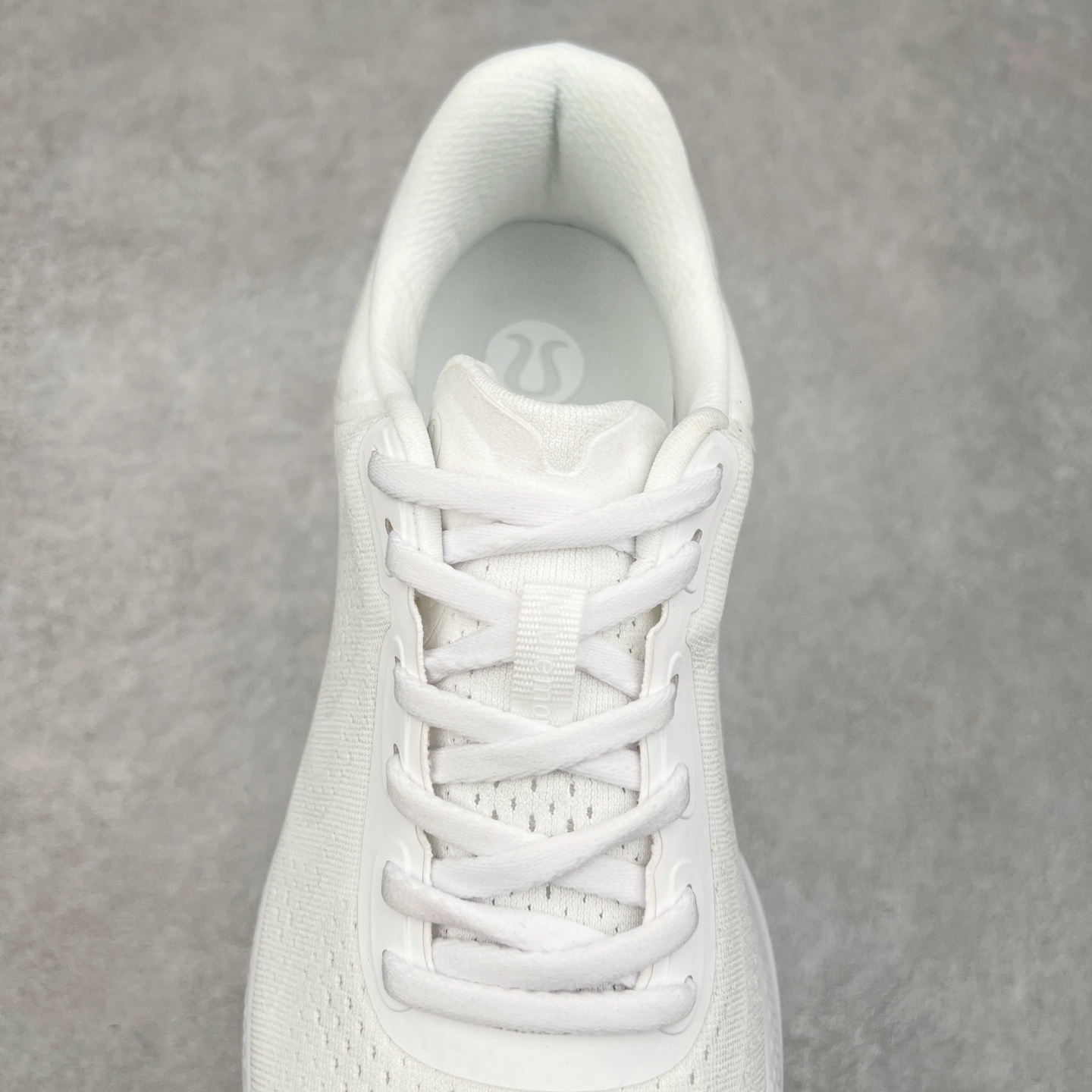 图片[5]-lululemon beyondfeel 露露乐檬舒适防滑耐磨低帮跑步鞋 Cityverse将运动性能融入经典休闲鞋中，中底提供出色缓震，并贴合足部曲线，带来全天候的舒适感。鞋面采用两种材质拼接，且前半部分采用热熔压胶处理，无任何缝线，保留了鞋身整体性。模制泡沫的鞋垫带来上乘的脚感，在平日休闲穿着时不会磨脚，也能提供轻质软弹的效果。25年来，lululemon一直秉持“感受为先”的设计理念，并相信更好的感受带来更好的表现。此次男鞋的设计亦是如此。投入多年研究，针对男性在不同运动场景中的脚步形态设计了不同鞋履款式。同时，还进行了生物力学与形态学研究，为“他”带来更好的贴合度和感受。尺码：36 36.5 37.5 38 38.5 39 40 40.5 41 42 42.5 43 44 45-选品中心