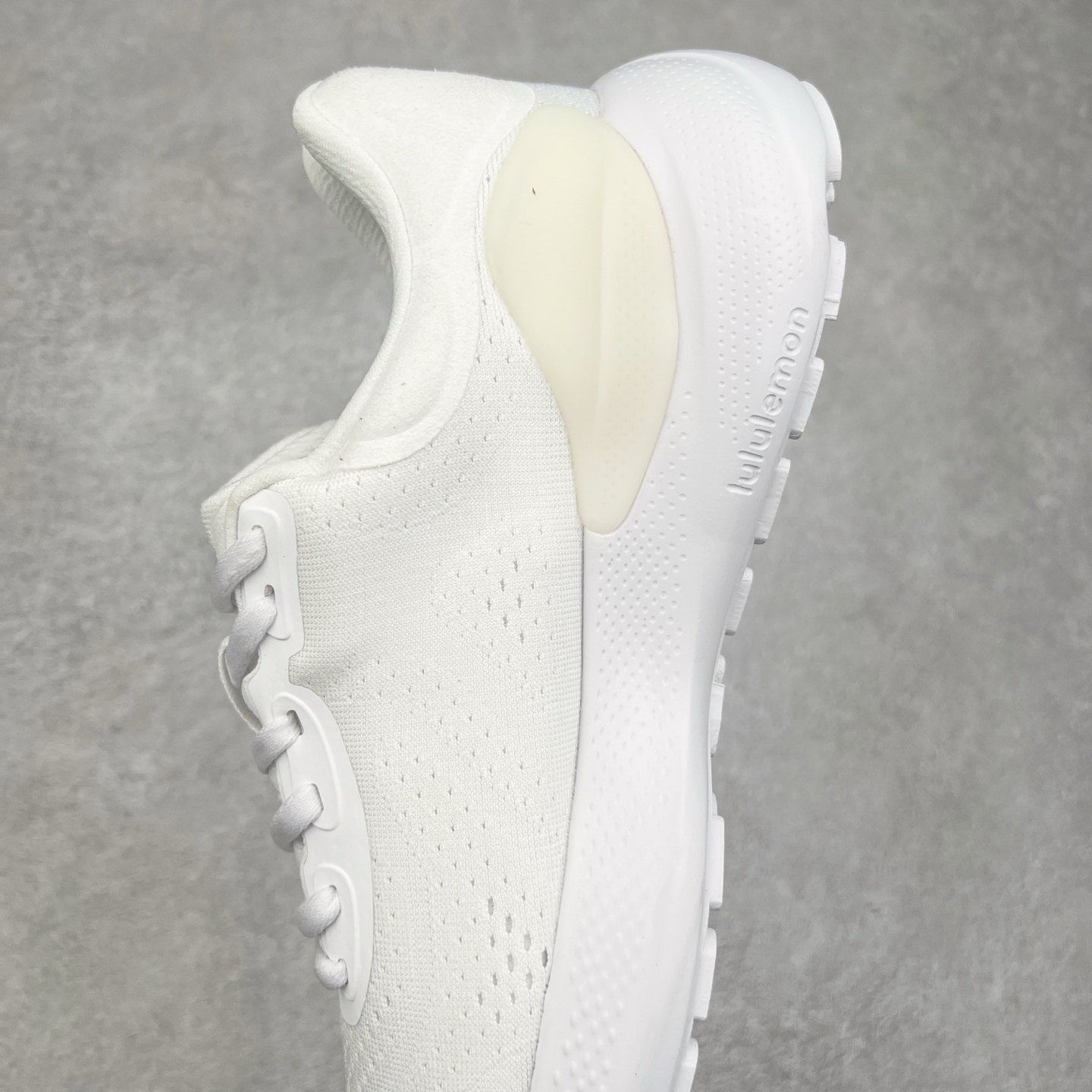 图片[7]-lululemon beyondfeel 露露乐檬舒适防滑耐磨低帮跑步鞋 Cityverse将运动性能融入经典休闲鞋中，中底提供出色缓震，并贴合足部曲线，带来全天候的舒适感。鞋面采用两种材质拼接，且前半部分采用热熔压胶处理，无任何缝线，保留了鞋身整体性。模制泡沫的鞋垫带来上乘的脚感，在平日休闲穿着时不会磨脚，也能提供轻质软弹的效果。25年来，lululemon一直秉持“感受为先”的设计理念，并相信更好的感受带来更好的表现。此次男鞋的设计亦是如此。投入多年研究，针对男性在不同运动场景中的脚步形态设计了不同鞋履款式。同时，还进行了生物力学与形态学研究，为“他”带来更好的贴合度和感受。尺码：36 36.5 37.5 38 38.5 39 40 40.5 41 42 42.5 43 44 45-选品中心