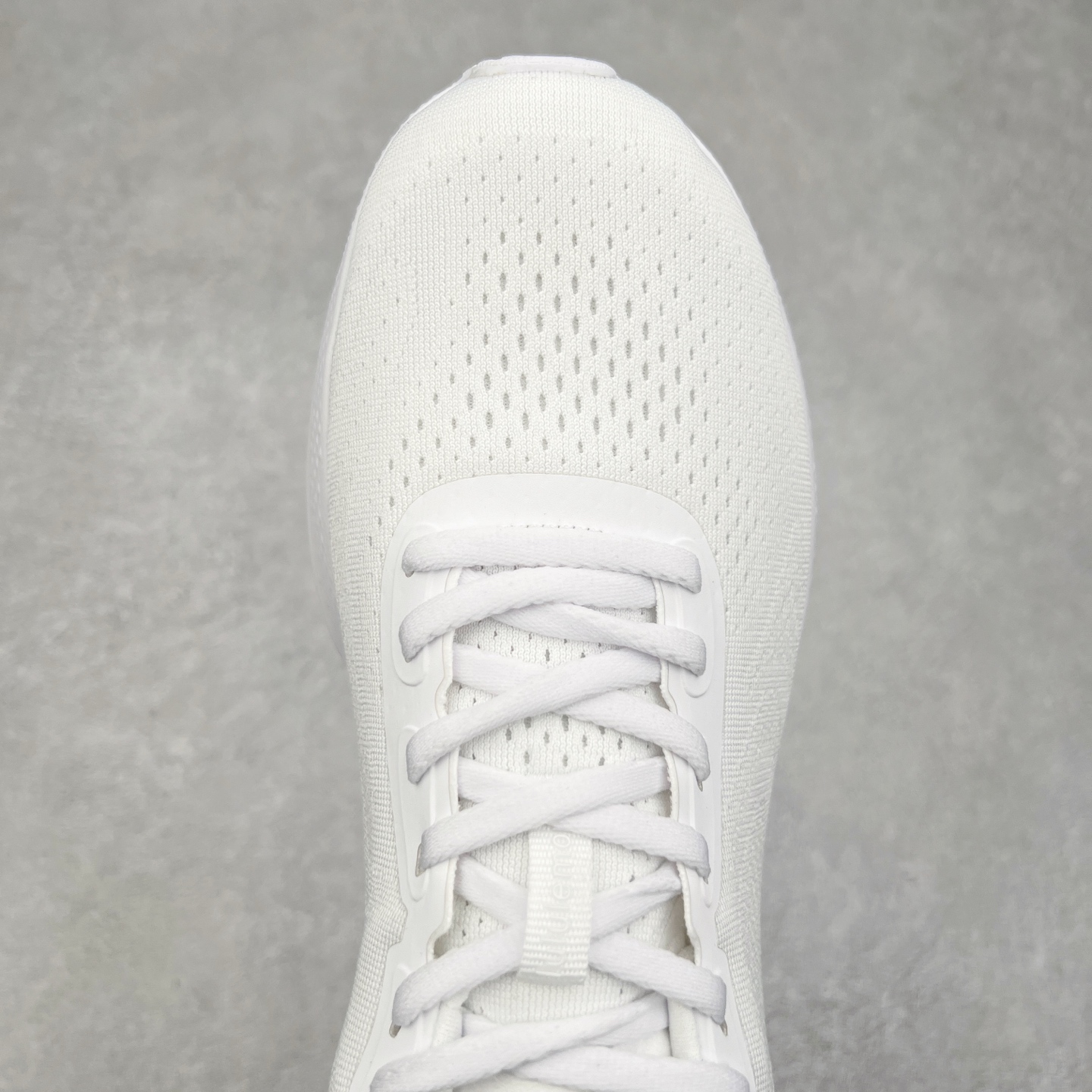 图片[4]-lululemon beyondfeel 露露乐檬舒适防滑耐磨低帮跑步鞋 Cityverse将运动性能融入经典休闲鞋中，中底提供出色缓震，并贴合足部曲线，带来全天候的舒适感。鞋面采用两种材质拼接，且前半部分采用热熔压胶处理，无任何缝线，保留了鞋身整体性。模制泡沫的鞋垫带来上乘的脚感，在平日休闲穿着时不会磨脚，也能提供轻质软弹的效果。25年来，lululemon一直秉持“感受为先”的设计理念，并相信更好的感受带来更好的表现。此次男鞋的设计亦是如此。投入多年研究，针对男性在不同运动场景中的脚步形态设计了不同鞋履款式。同时，还进行了生物力学与形态学研究，为“他”带来更好的贴合度和感受。尺码：36 36.5 37.5 38 38.5 39 40 40.5 41 42 42.5 43 44 45-选品中心