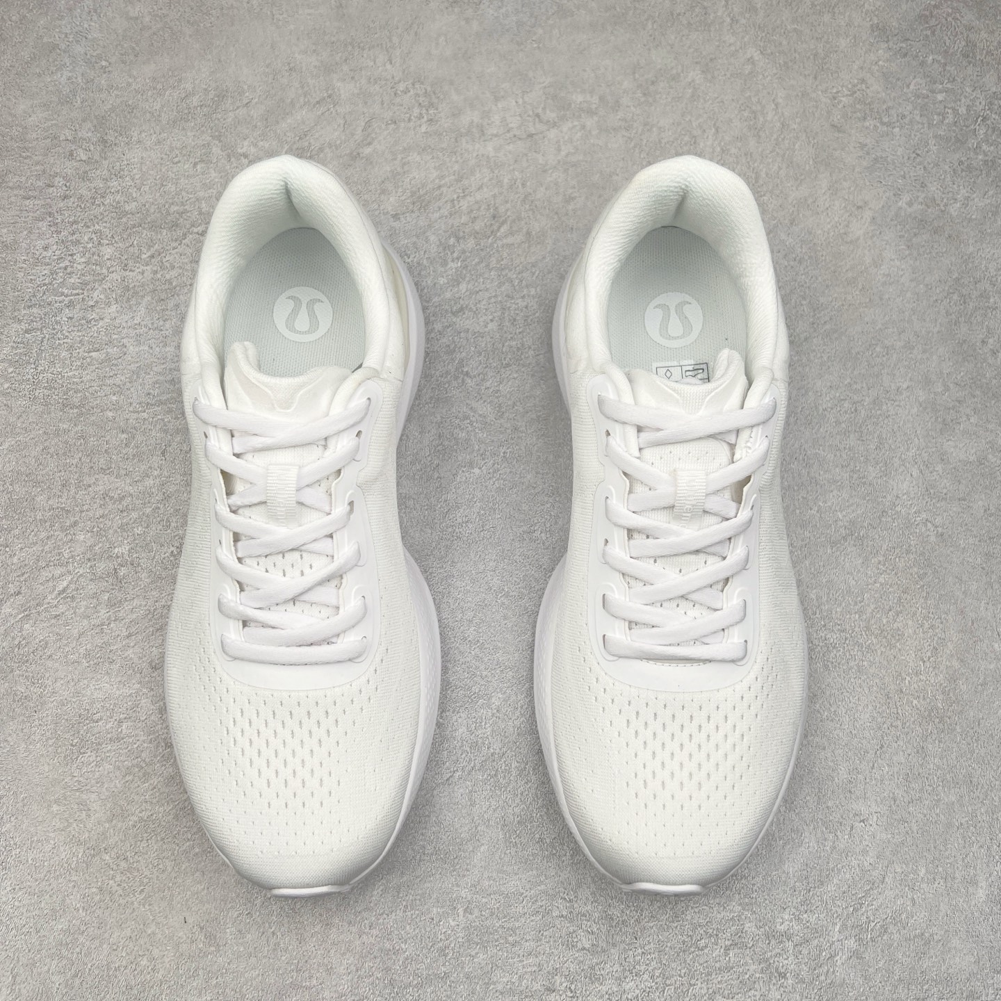 图片[2]-lululemon beyondfeel 露露乐檬舒适防滑耐磨低帮跑步鞋 Cityverse将运动性能融入经典休闲鞋中，中底提供出色缓震，并贴合足部曲线，带来全天候的舒适感。鞋面采用两种材质拼接，且前半部分采用热熔压胶处理，无任何缝线，保留了鞋身整体性。模制泡沫的鞋垫带来上乘的脚感，在平日休闲穿着时不会磨脚，也能提供轻质软弹的效果。25年来，lululemon一直秉持“感受为先”的设计理念，并相信更好的感受带来更好的表现。此次男鞋的设计亦是如此。投入多年研究，针对男性在不同运动场景中的脚步形态设计了不同鞋履款式。同时，还进行了生物力学与形态学研究，为“他”带来更好的贴合度和感受。尺码：36 36.5 37.5 38 38.5 39 40 40.5 41 42 42.5 43 44 45-选品中心