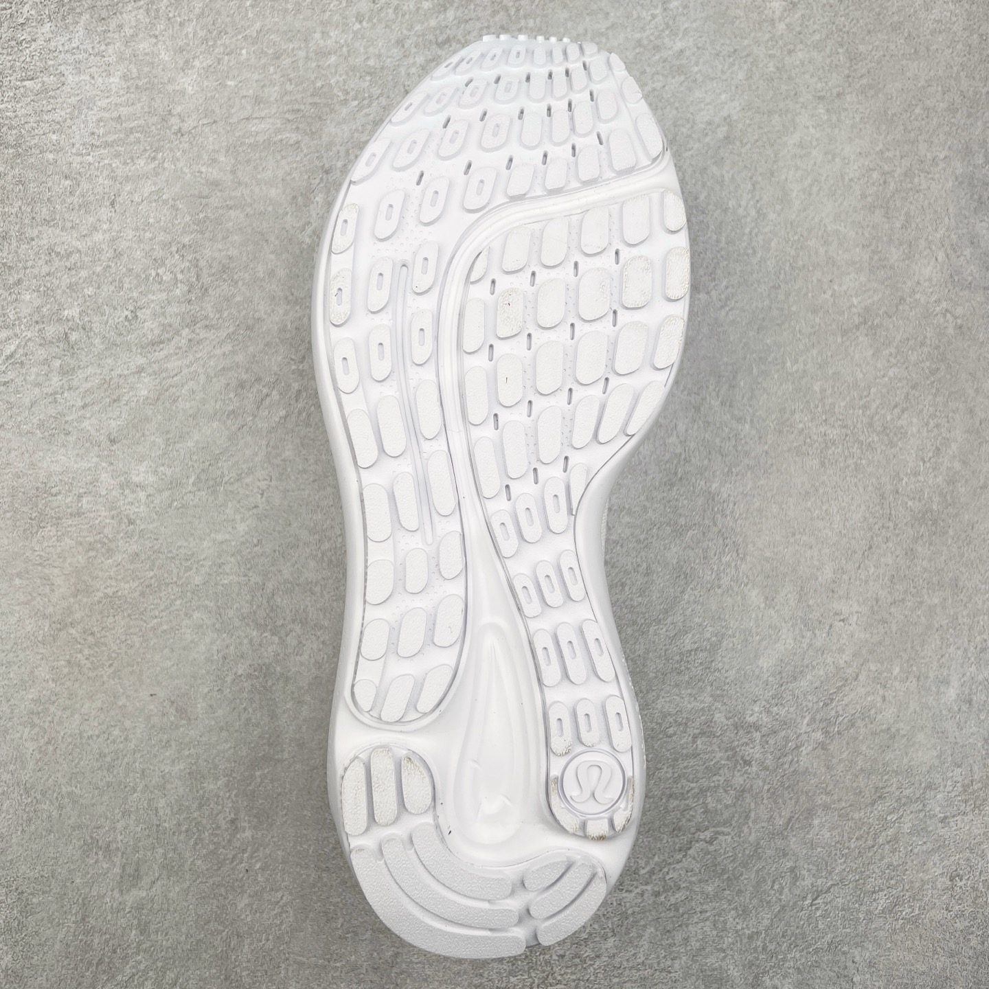 图片[9]-lululemon beyondfeel 露露乐檬舒适防滑耐磨低帮跑步鞋 Cityverse将运动性能融入经典休闲鞋中，中底提供出色缓震，并贴合足部曲线，带来全天候的舒适感。鞋面采用两种材质拼接，且前半部分采用热熔压胶处理，无任何缝线，保留了鞋身整体性。模制泡沫的鞋垫带来上乘的脚感，在平日休闲穿着时不会磨脚，也能提供轻质软弹的效果。25年来，lululemon一直秉持“感受为先”的设计理念，并相信更好的感受带来更好的表现。此次男鞋的设计亦是如此。投入多年研究，针对男性在不同运动场景中的脚步形态设计了不同鞋履款式。同时，还进行了生物力学与形态学研究，为“他”带来更好的贴合度和感受。尺码：36 36.5 37.5 38 38.5 39 40 40.5 41 42 42.5 43 44 45-选品中心