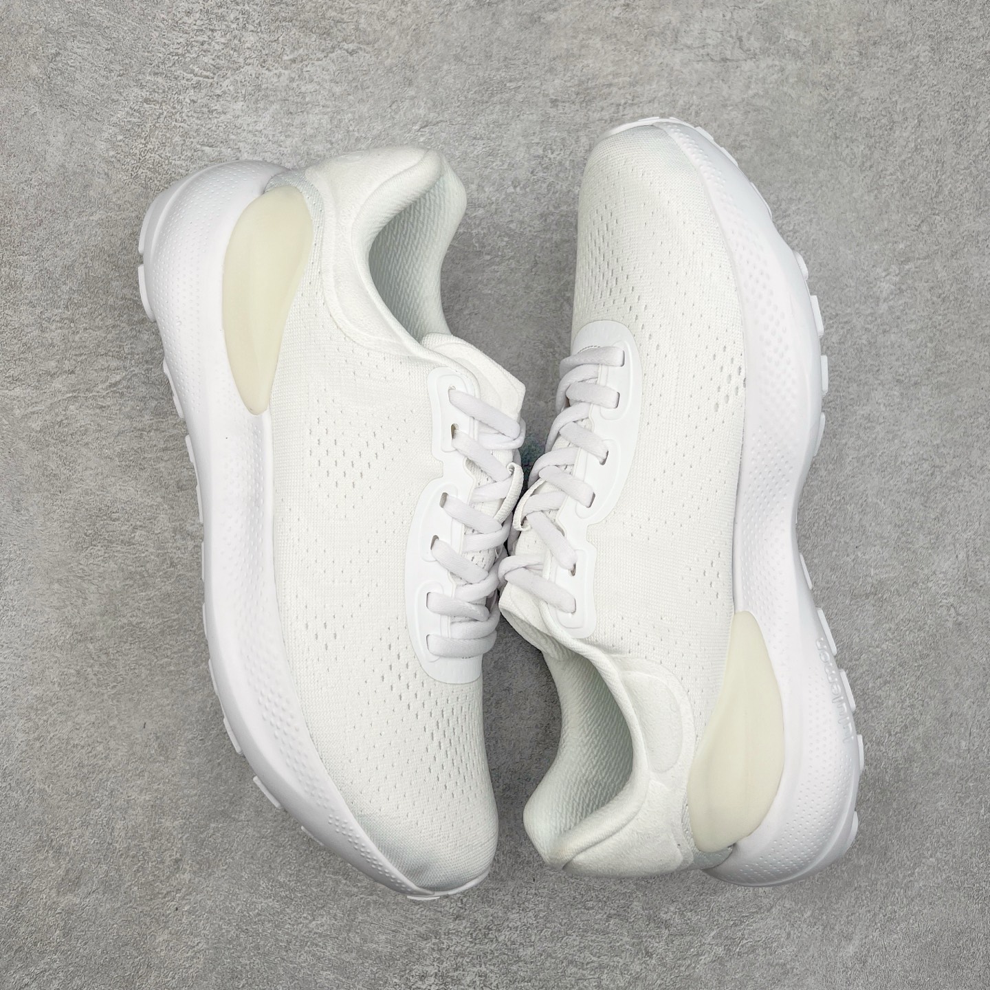 图片[3]-lululemon beyondfeel 露露乐檬舒适防滑耐磨低帮跑步鞋 Cityverse将运动性能融入经典休闲鞋中，中底提供出色缓震，并贴合足部曲线，带来全天候的舒适感。鞋面采用两种材质拼接，且前半部分采用热熔压胶处理，无任何缝线，保留了鞋身整体性。模制泡沫的鞋垫带来上乘的脚感，在平日休闲穿着时不会磨脚，也能提供轻质软弹的效果。25年来，lululemon一直秉持“感受为先”的设计理念，并相信更好的感受带来更好的表现。此次男鞋的设计亦是如此。投入多年研究，针对男性在不同运动场景中的脚步形态设计了不同鞋履款式。同时，还进行了生物力学与形态学研究，为“他”带来更好的贴合度和感受。尺码：36 36.5 37.5 38 38.5 39 40 40.5 41 42 42.5 43 44 45-选品中心