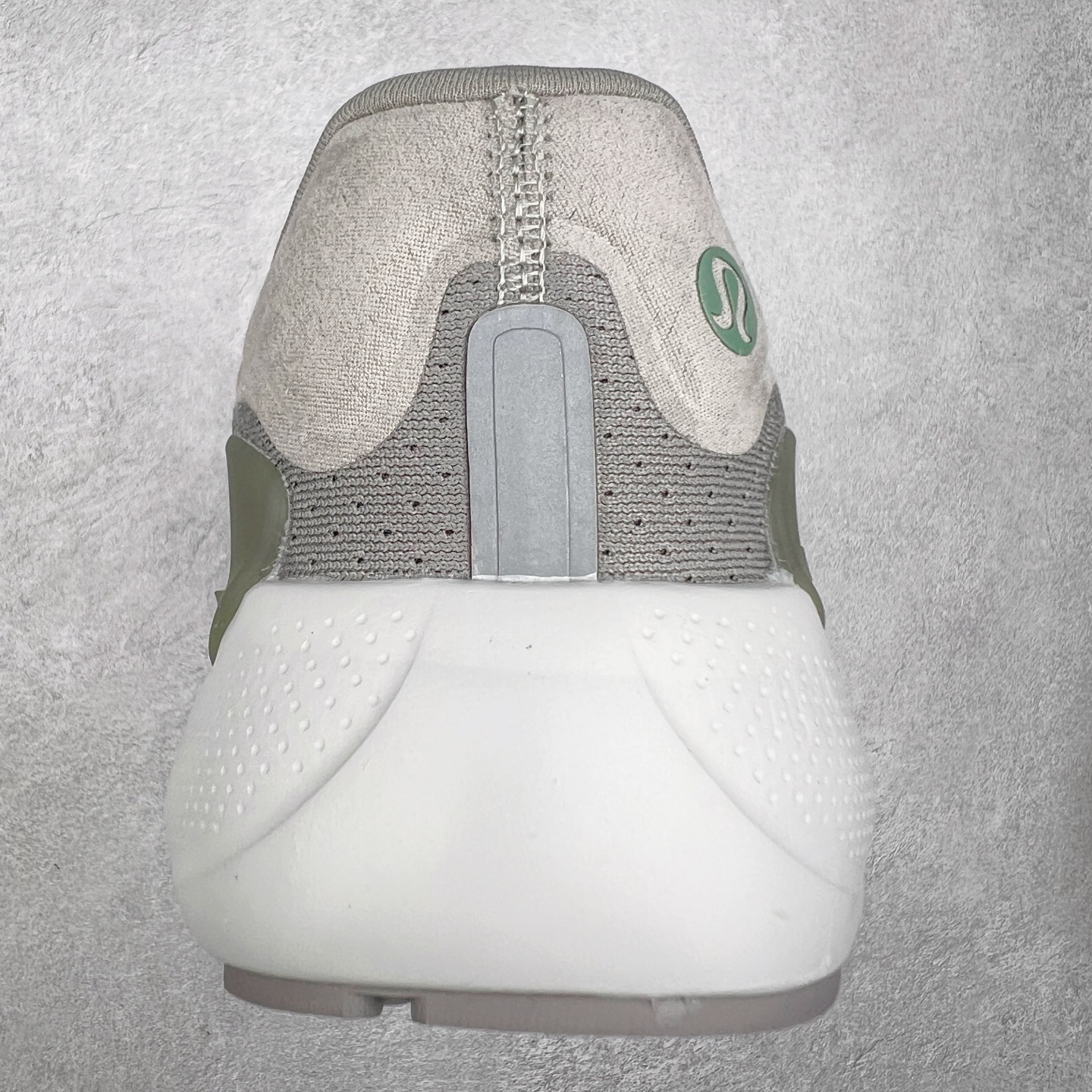 图片[8]-lululemon beyondfeel 露露乐檬舒适防滑耐磨低帮跑步鞋 Cityverse将运动性能融入经典休闲鞋中，中底提供出色缓震，并贴合足部曲线，带来全天候的舒适感。鞋面采用两种材质拼接，且前半部分采用热熔压胶处理，无任何缝线，保留了鞋身整体性。模制泡沫的鞋垫带来上乘的脚感，在平日休闲穿着时不会磨脚，也能提供轻质软弹的效果。25年来，lululemon一直秉持“感受为先”的设计理念，并相信更好的感受带来更好的表现。此次男鞋的设计亦是如此。投入多年研究，针对男性在不同运动场景中的脚步形态设计了不同鞋履款式。同时，还进行了生物力学与形态学研究，为“他”带来更好的贴合度和感受。尺码：36 36.5 37.5 38 38.5 39 40 40.5 41 42 42.5 43 44 45-选品中心