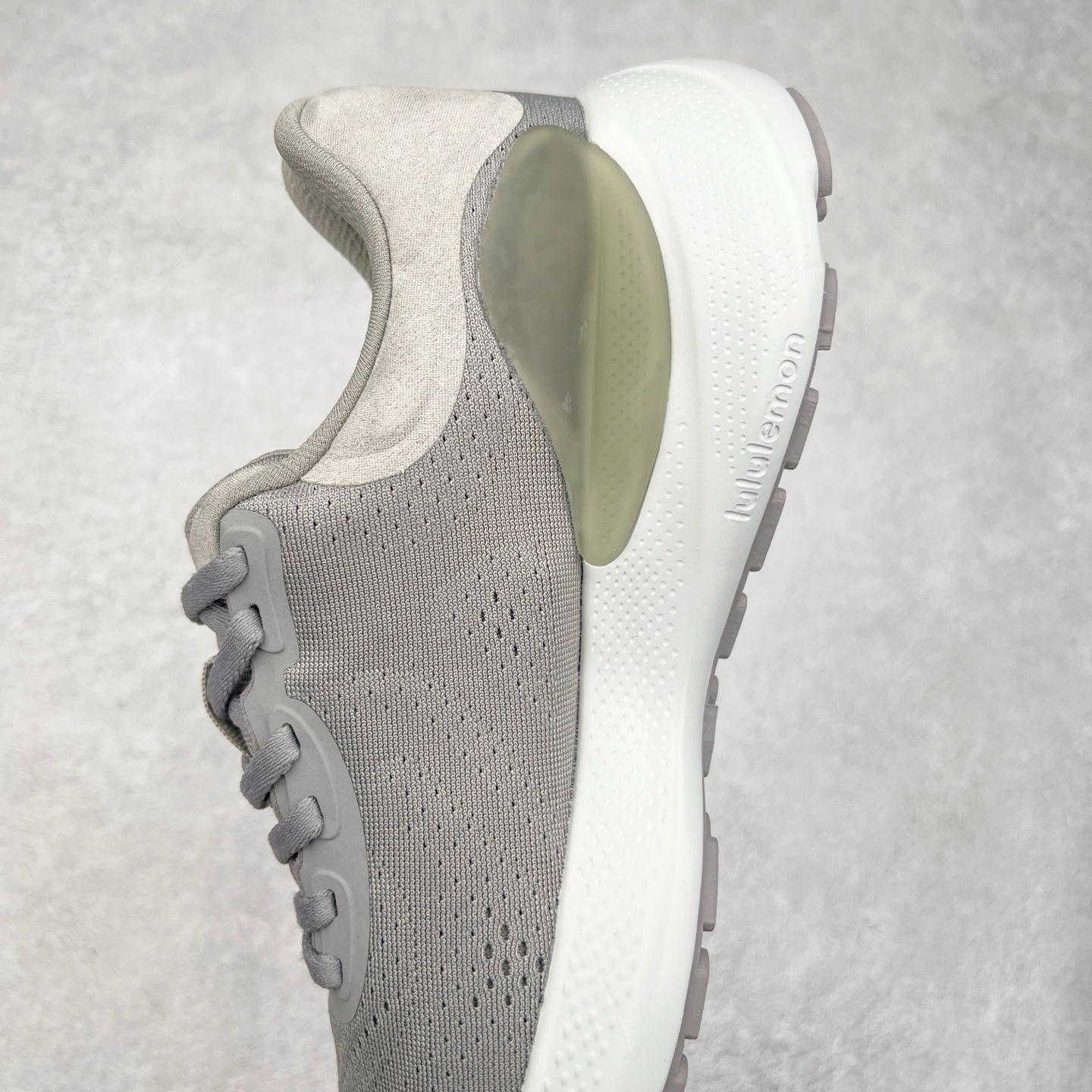 图片[7]-lululemon beyondfeel 露露乐檬舒适防滑耐磨低帮跑步鞋 Cityverse将运动性能融入经典休闲鞋中，中底提供出色缓震，并贴合足部曲线，带来全天候的舒适感。鞋面采用两种材质拼接，且前半部分采用热熔压胶处理，无任何缝线，保留了鞋身整体性。模制泡沫的鞋垫带来上乘的脚感，在平日休闲穿着时不会磨脚，也能提供轻质软弹的效果。25年来，lululemon一直秉持“感受为先”的设计理念，并相信更好的感受带来更好的表现。此次男鞋的设计亦是如此。投入多年研究，针对男性在不同运动场景中的脚步形态设计了不同鞋履款式。同时，还进行了生物力学与形态学研究，为“他”带来更好的贴合度和感受。尺码：36 36.5 37.5 38 38.5 39 40 40.5 41 42 42.5 43 44 45-选品中心