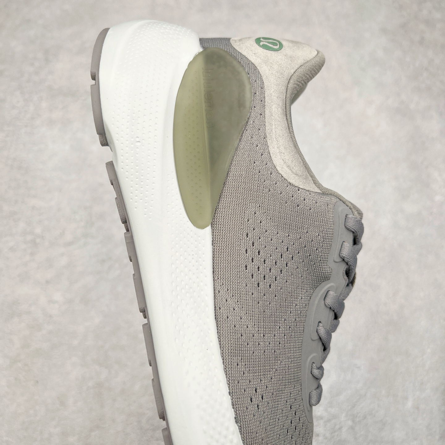 图片[6]-lululemon beyondfeel 露露乐檬舒适防滑耐磨低帮跑步鞋 Cityverse将运动性能融入经典休闲鞋中，中底提供出色缓震，并贴合足部曲线，带来全天候的舒适感。鞋面采用两种材质拼接，且前半部分采用热熔压胶处理，无任何缝线，保留了鞋身整体性。模制泡沫的鞋垫带来上乘的脚感，在平日休闲穿着时不会磨脚，也能提供轻质软弹的效果。25年来，lululemon一直秉持“感受为先”的设计理念，并相信更好的感受带来更好的表现。此次男鞋的设计亦是如此。投入多年研究，针对男性在不同运动场景中的脚步形态设计了不同鞋履款式。同时，还进行了生物力学与形态学研究，为“他”带来更好的贴合度和感受。尺码：36 36.5 37.5 38 38.5 39 40 40.5 41 42 42.5 43 44 45-选品中心