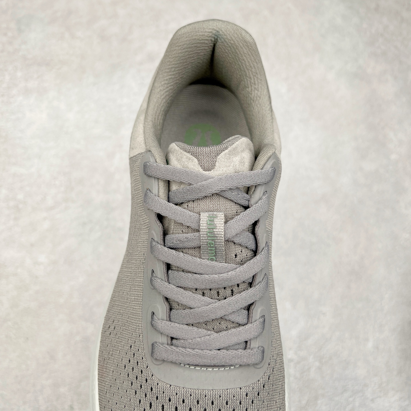 图片[5]-lululemon beyondfeel 露露乐檬舒适防滑耐磨低帮跑步鞋 Cityverse将运动性能融入经典休闲鞋中，中底提供出色缓震，并贴合足部曲线，带来全天候的舒适感。鞋面采用两种材质拼接，且前半部分采用热熔压胶处理，无任何缝线，保留了鞋身整体性。模制泡沫的鞋垫带来上乘的脚感，在平日休闲穿着时不会磨脚，也能提供轻质软弹的效果。25年来，lululemon一直秉持“感受为先”的设计理念，并相信更好的感受带来更好的表现。此次男鞋的设计亦是如此。投入多年研究，针对男性在不同运动场景中的脚步形态设计了不同鞋履款式。同时，还进行了生物力学与形态学研究，为“他”带来更好的贴合度和感受。尺码：36 36.5 37.5 38 38.5 39 40 40.5 41 42 42.5 43 44 45-选品中心