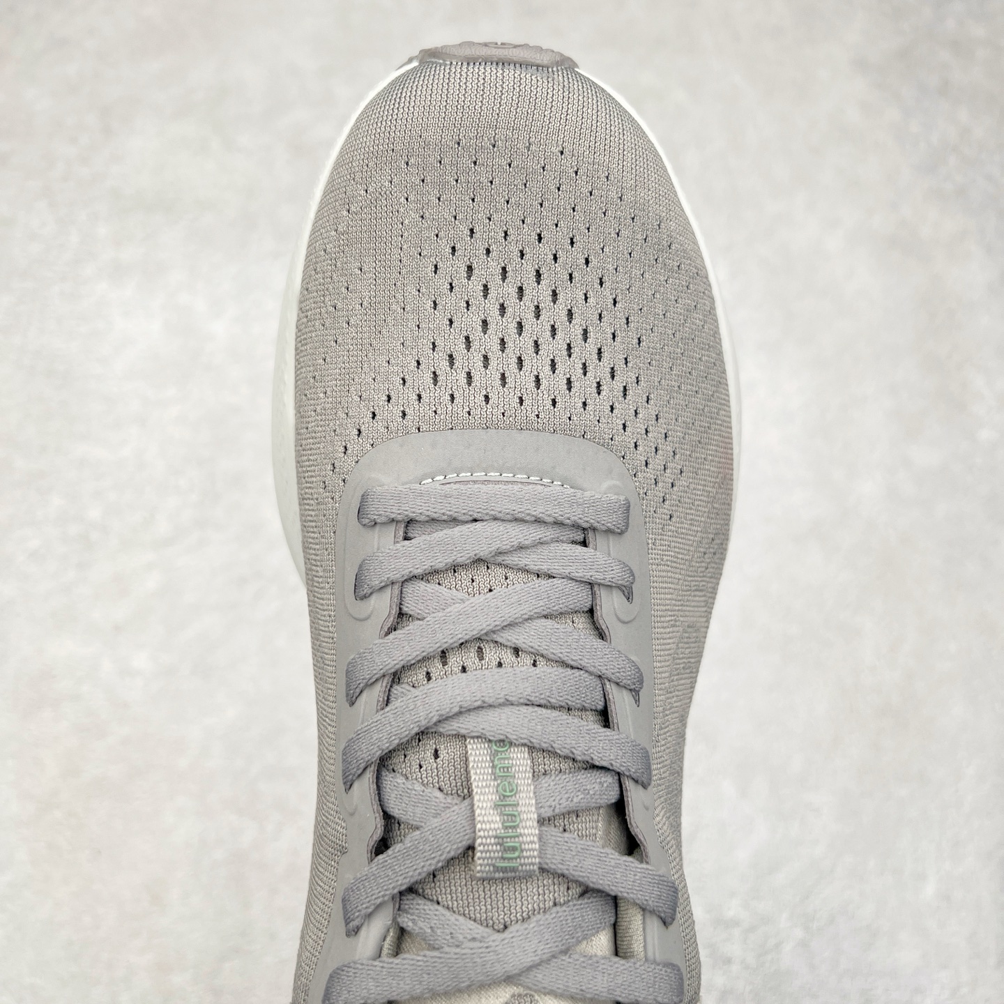 图片[4]-lululemon beyondfeel 露露乐檬舒适防滑耐磨低帮跑步鞋 Cityverse将运动性能融入经典休闲鞋中，中底提供出色缓震，并贴合足部曲线，带来全天候的舒适感。鞋面采用两种材质拼接，且前半部分采用热熔压胶处理，无任何缝线，保留了鞋身整体性。模制泡沫的鞋垫带来上乘的脚感，在平日休闲穿着时不会磨脚，也能提供轻质软弹的效果。25年来，lululemon一直秉持“感受为先”的设计理念，并相信更好的感受带来更好的表现。此次男鞋的设计亦是如此。投入多年研究，针对男性在不同运动场景中的脚步形态设计了不同鞋履款式。同时，还进行了生物力学与形态学研究，为“他”带来更好的贴合度和感受。尺码：36 36.5 37.5 38 38.5 39 40 40.5 41 42 42.5 43 44 45-选品中心