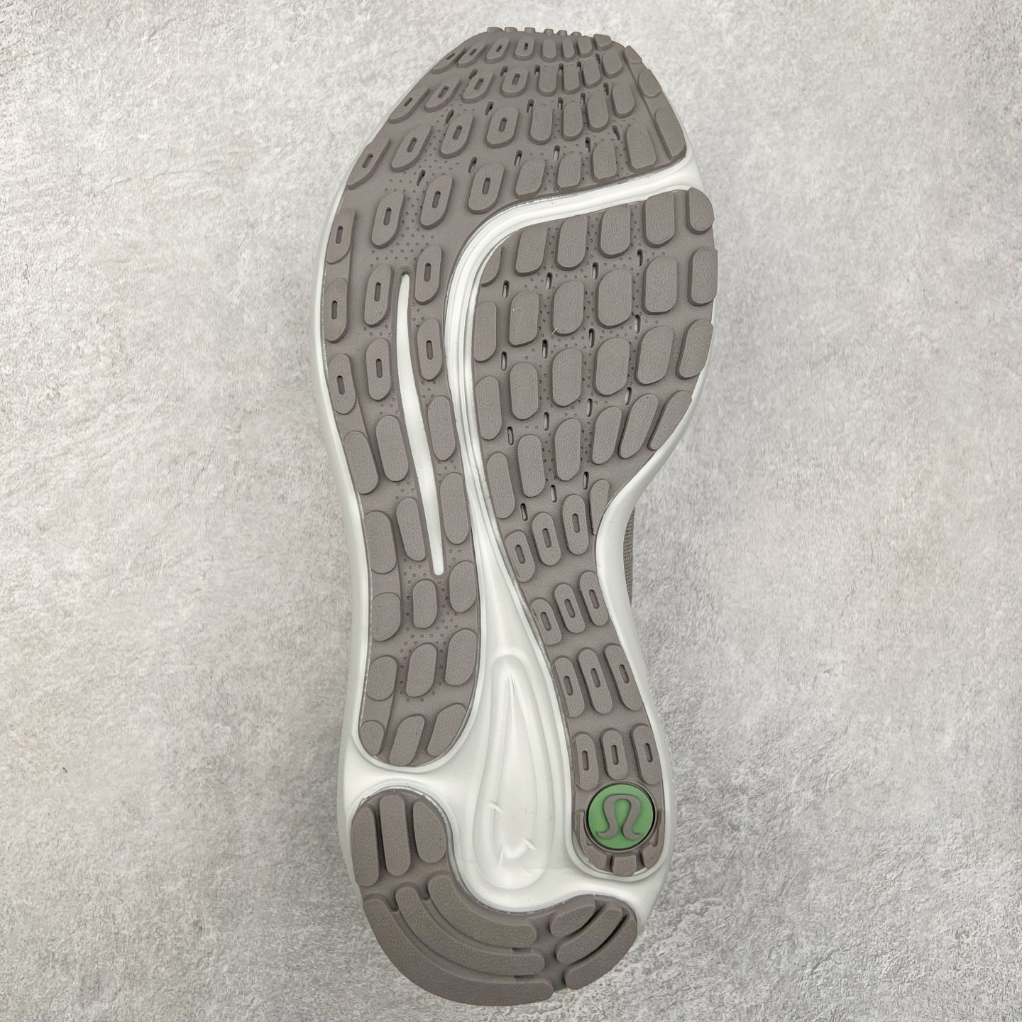 图片[9]-lululemon beyondfeel 露露乐檬舒适防滑耐磨低帮跑步鞋 Cityverse将运动性能融入经典休闲鞋中，中底提供出色缓震，并贴合足部曲线，带来全天候的舒适感。鞋面采用两种材质拼接，且前半部分采用热熔压胶处理，无任何缝线，保留了鞋身整体性。模制泡沫的鞋垫带来上乘的脚感，在平日休闲穿着时不会磨脚，也能提供轻质软弹的效果。25年来，lululemon一直秉持“感受为先”的设计理念，并相信更好的感受带来更好的表现。此次男鞋的设计亦是如此。投入多年研究，针对男性在不同运动场景中的脚步形态设计了不同鞋履款式。同时，还进行了生物力学与形态学研究，为“他”带来更好的贴合度和感受。尺码：36 36.5 37.5 38 38.5 39 40 40.5 41 42 42.5 43 44 45-选品中心