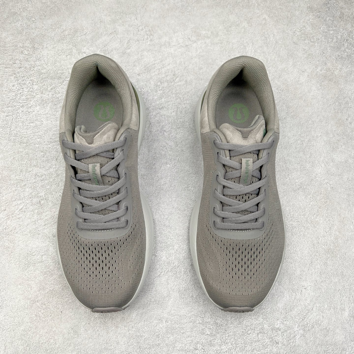 图片[2]-lululemon beyondfeel 露露乐檬舒适防滑耐磨低帮跑步鞋 Cityverse将运动性能融入经典休闲鞋中，中底提供出色缓震，并贴合足部曲线，带来全天候的舒适感。鞋面采用两种材质拼接，且前半部分采用热熔压胶处理，无任何缝线，保留了鞋身整体性。模制泡沫的鞋垫带来上乘的脚感，在平日休闲穿着时不会磨脚，也能提供轻质软弹的效果。25年来，lululemon一直秉持“感受为先”的设计理念，并相信更好的感受带来更好的表现。此次男鞋的设计亦是如此。投入多年研究，针对男性在不同运动场景中的脚步形态设计了不同鞋履款式。同时，还进行了生物力学与形态学研究，为“他”带来更好的贴合度和感受。尺码：36 36.5 37.5 38 38.5 39 40 40.5 41 42 42.5 43 44 45-选品中心