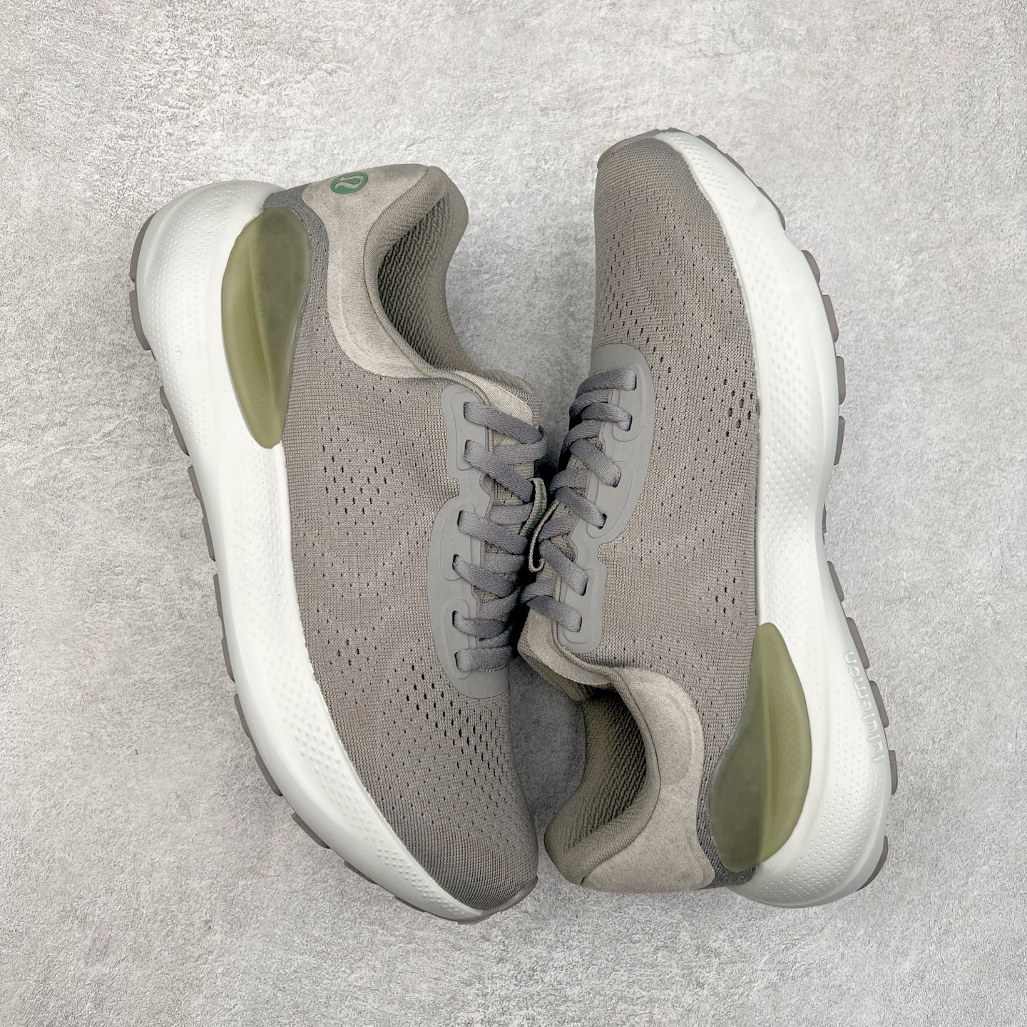 图片[3]-lululemon beyondfeel 露露乐檬舒适防滑耐磨低帮跑步鞋 Cityverse将运动性能融入经典休闲鞋中，中底提供出色缓震，并贴合足部曲线，带来全天候的舒适感。鞋面采用两种材质拼接，且前半部分采用热熔压胶处理，无任何缝线，保留了鞋身整体性。模制泡沫的鞋垫带来上乘的脚感，在平日休闲穿着时不会磨脚，也能提供轻质软弹的效果。25年来，lululemon一直秉持“感受为先”的设计理念，并相信更好的感受带来更好的表现。此次男鞋的设计亦是如此。投入多年研究，针对男性在不同运动场景中的脚步形态设计了不同鞋履款式。同时，还进行了生物力学与形态学研究，为“他”带来更好的贴合度和感受。尺码：36 36.5 37.5 38 38.5 39 40 40.5 41 42 42.5 43 44 45-选品中心