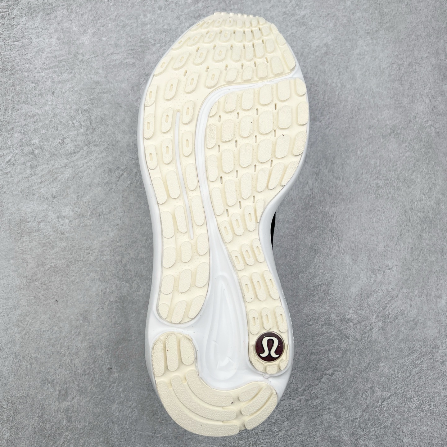 图片[9]-lululemon beyondfeel 露露乐檬舒适防滑耐磨低帮跑步鞋 Cityverse将运动性能融入经典休闲鞋中，中底提供出色缓震，并贴合足部曲线，带来全天候的舒适感。鞋面采用两种材质拼接，且前半部分采用热熔压胶处理，无任何缝线，保留了鞋身整体性。模制泡沫的鞋垫带来上乘的脚感，在平日休闲穿着时不会磨脚，也能提供轻质软弹的效果。25年来，lululemon一直秉持“感受为先”的设计理念，并相信更好的感受带来更好的表现。此次男鞋的设计亦是如此。投入多年研究，针对男性在不同运动场景中的脚步形态设计了不同鞋履款式。同时，还进行了生物力学与形态学研究，为“他”带来更好的贴合度和感受。尺码：36 36.5 37.5 38 38.5 39 40 40.5 41 42 42.5 43 44 45-选品中心