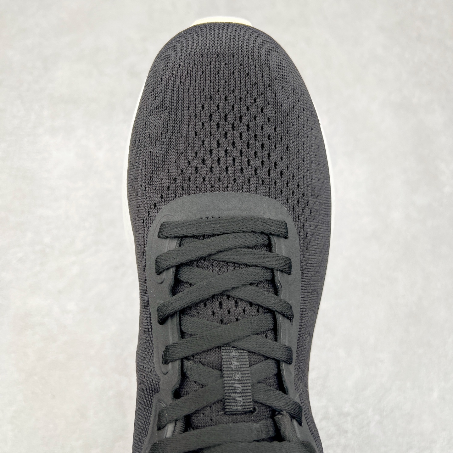 图片[4]-lululemon beyondfeel 露露乐檬舒适防滑耐磨低帮跑步鞋 Cityverse将运动性能融入经典休闲鞋中，中底提供出色缓震，并贴合足部曲线，带来全天候的舒适感。鞋面采用两种材质拼接，且前半部分采用热熔压胶处理，无任何缝线，保留了鞋身整体性。模制泡沫的鞋垫带来上乘的脚感，在平日休闲穿着时不会磨脚，也能提供轻质软弹的效果。25年来，lululemon一直秉持“感受为先”的设计理念，并相信更好的感受带来更好的表现。此次男鞋的设计亦是如此。投入多年研究，针对男性在不同运动场景中的脚步形态设计了不同鞋履款式。同时，还进行了生物力学与形态学研究，为“他”带来更好的贴合度和感受。尺码：36 36.5 37.5 38 38.5 39 40 40.5 41 42 42.5 43 44 45-选品中心