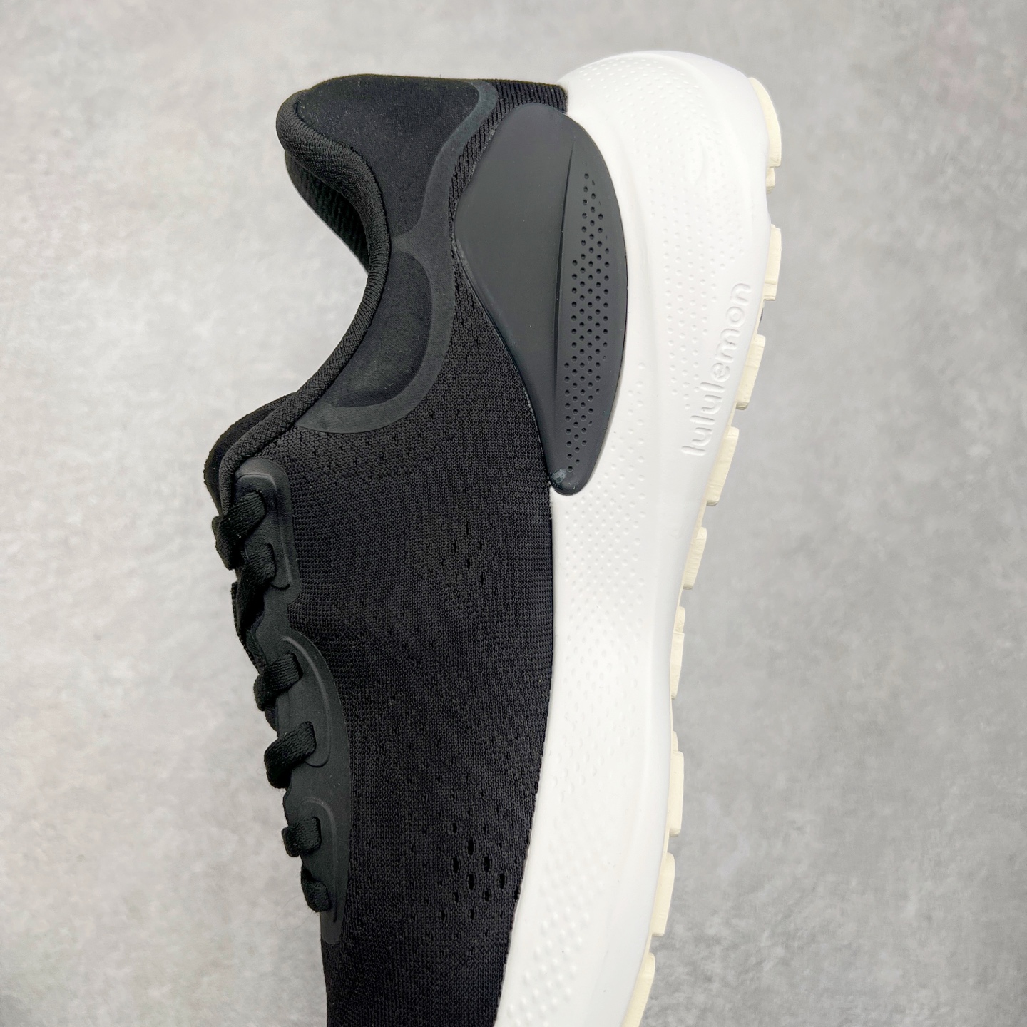 图片[7]-lululemon beyondfeel 露露乐檬舒适防滑耐磨低帮跑步鞋 Cityverse将运动性能融入经典休闲鞋中，中底提供出色缓震，并贴合足部曲线，带来全天候的舒适感。鞋面采用两种材质拼接，且前半部分采用热熔压胶处理，无任何缝线，保留了鞋身整体性。模制泡沫的鞋垫带来上乘的脚感，在平日休闲穿着时不会磨脚，也能提供轻质软弹的效果。25年来，lululemon一直秉持“感受为先”的设计理念，并相信更好的感受带来更好的表现。此次男鞋的设计亦是如此。投入多年研究，针对男性在不同运动场景中的脚步形态设计了不同鞋履款式。同时，还进行了生物力学与形态学研究，为“他”带来更好的贴合度和感受。尺码：36 36.5 37.5 38 38.5 39 40 40.5 41 42 42.5 43 44 45-选品中心