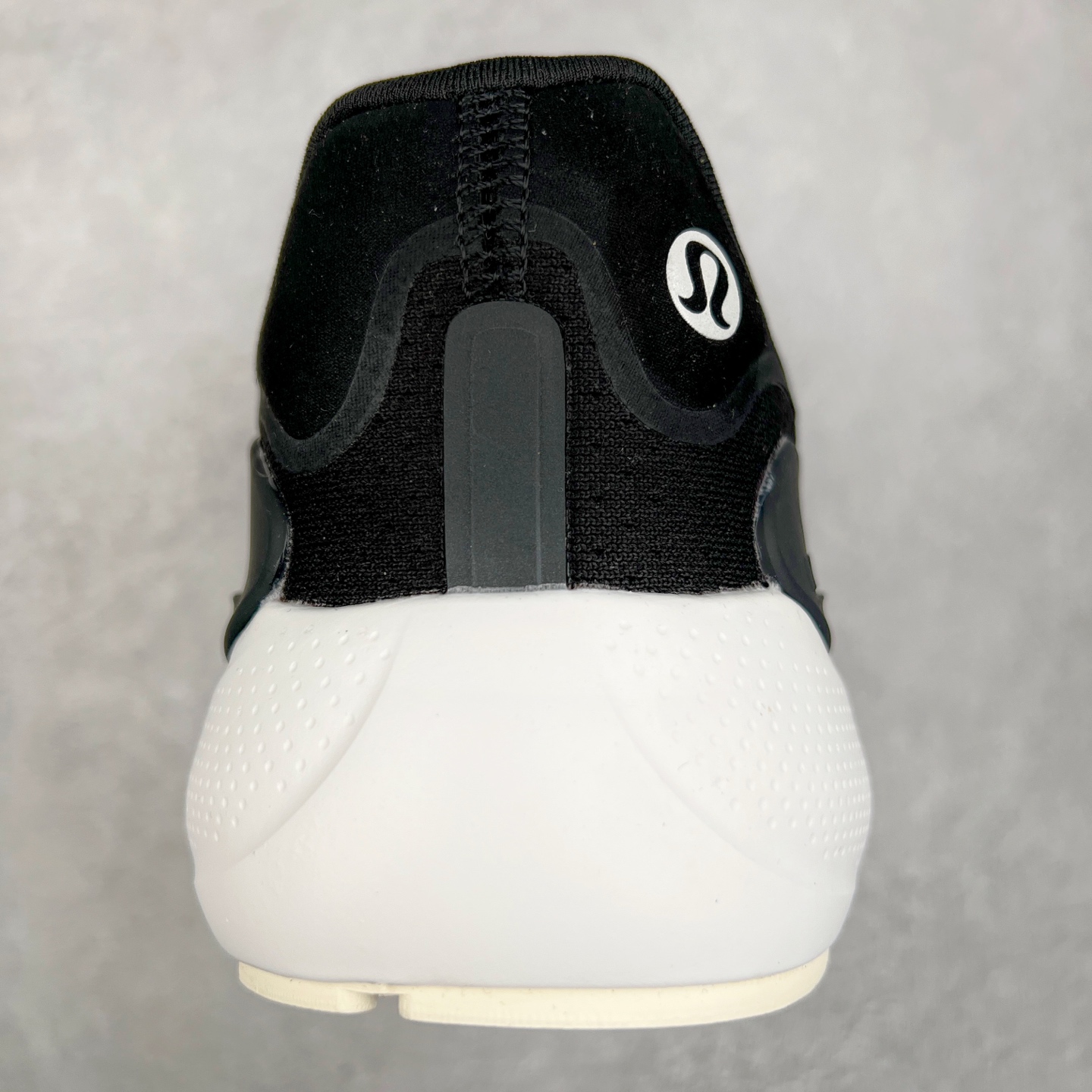 图片[8]-lululemon beyondfeel 露露乐檬舒适防滑耐磨低帮跑步鞋 Cityverse将运动性能融入经典休闲鞋中，中底提供出色缓震，并贴合足部曲线，带来全天候的舒适感。鞋面采用两种材质拼接，且前半部分采用热熔压胶处理，无任何缝线，保留了鞋身整体性。模制泡沫的鞋垫带来上乘的脚感，在平日休闲穿着时不会磨脚，也能提供轻质软弹的效果。25年来，lululemon一直秉持“感受为先”的设计理念，并相信更好的感受带来更好的表现。此次男鞋的设计亦是如此。投入多年研究，针对男性在不同运动场景中的脚步形态设计了不同鞋履款式。同时，还进行了生物力学与形态学研究，为“他”带来更好的贴合度和感受。尺码：36 36.5 37.5 38 38.5 39 40 40.5 41 42 42.5 43 44 45-选品中心