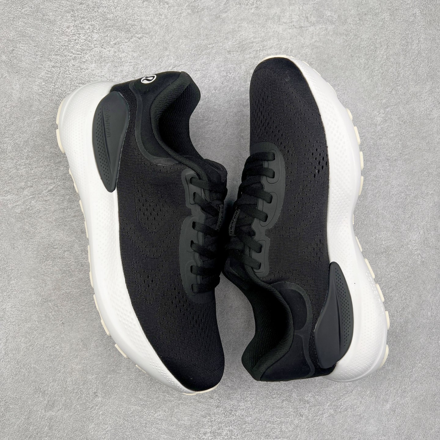 图片[3]-lululemon beyondfeel 露露乐檬舒适防滑耐磨低帮跑步鞋 Cityverse将运动性能融入经典休闲鞋中，中底提供出色缓震，并贴合足部曲线，带来全天候的舒适感。鞋面采用两种材质拼接，且前半部分采用热熔压胶处理，无任何缝线，保留了鞋身整体性。模制泡沫的鞋垫带来上乘的脚感，在平日休闲穿着时不会磨脚，也能提供轻质软弹的效果。25年来，lululemon一直秉持“感受为先”的设计理念，并相信更好的感受带来更好的表现。此次男鞋的设计亦是如此。投入多年研究，针对男性在不同运动场景中的脚步形态设计了不同鞋履款式。同时，还进行了生物力学与形态学研究，为“他”带来更好的贴合度和感受。尺码：36 36.5 37.5 38 38.5 39 40 40.5 41 42 42.5 43 44 45-选品中心