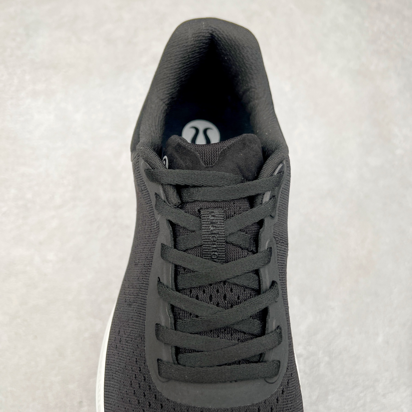 图片[5]-lululemon beyondfeel 露露乐檬舒适防滑耐磨低帮跑步鞋 Cityverse将运动性能融入经典休闲鞋中，中底提供出色缓震，并贴合足部曲线，带来全天候的舒适感。鞋面采用两种材质拼接，且前半部分采用热熔压胶处理，无任何缝线，保留了鞋身整体性。模制泡沫的鞋垫带来上乘的脚感，在平日休闲穿着时不会磨脚，也能提供轻质软弹的效果。25年来，lululemon一直秉持“感受为先”的设计理念，并相信更好的感受带来更好的表现。此次男鞋的设计亦是如此。投入多年研究，针对男性在不同运动场景中的脚步形态设计了不同鞋履款式。同时，还进行了生物力学与形态学研究，为“他”带来更好的贴合度和感受。尺码：36 36.5 37.5 38 38.5 39 40 40.5 41 42 42.5 43 44 45-选品中心