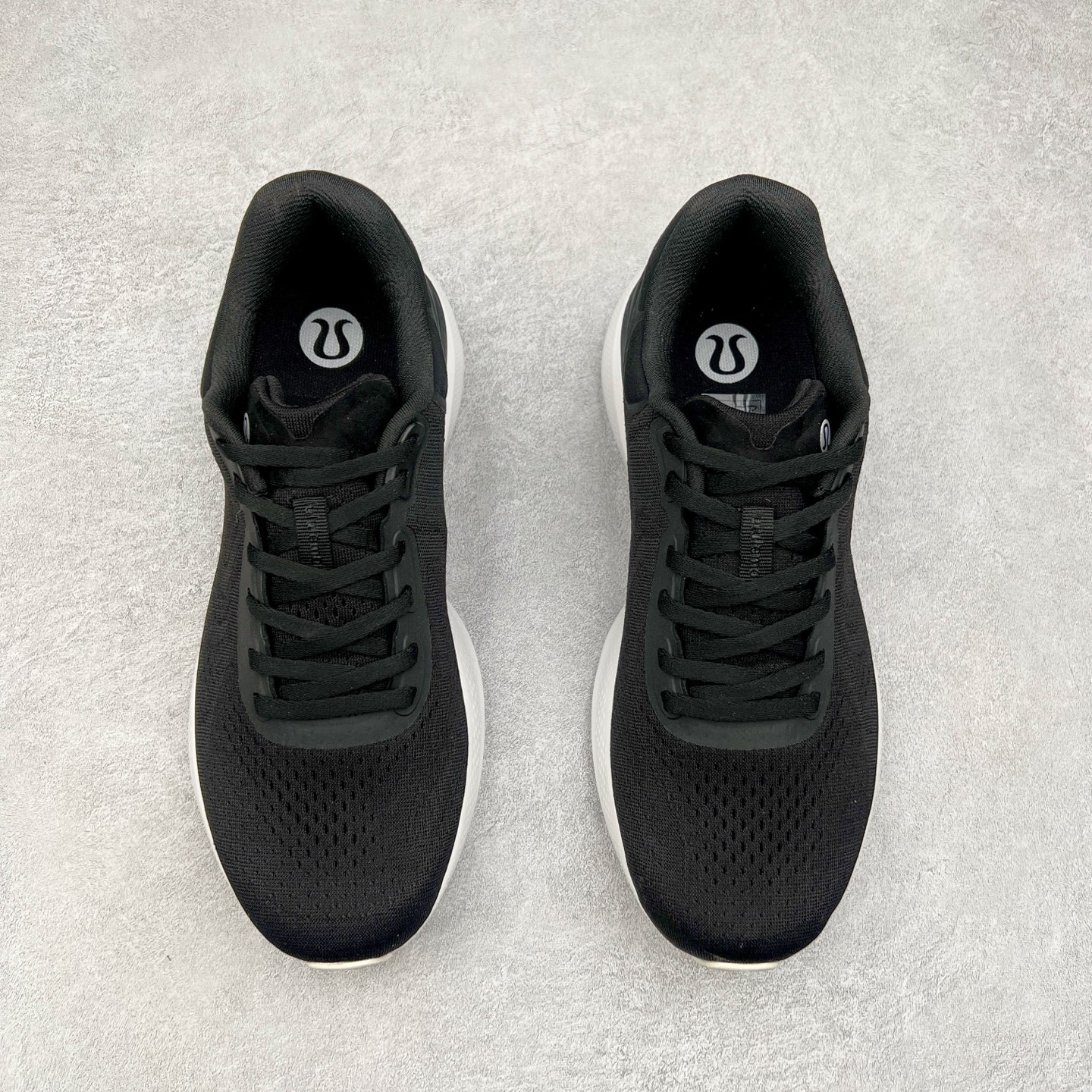 图片[2]-lululemon beyondfeel 露露乐檬舒适防滑耐磨低帮跑步鞋 Cityverse将运动性能融入经典休闲鞋中，中底提供出色缓震，并贴合足部曲线，带来全天候的舒适感。鞋面采用两种材质拼接，且前半部分采用热熔压胶处理，无任何缝线，保留了鞋身整体性。模制泡沫的鞋垫带来上乘的脚感，在平日休闲穿着时不会磨脚，也能提供轻质软弹的效果。25年来，lululemon一直秉持“感受为先”的设计理念，并相信更好的感受带来更好的表现。此次男鞋的设计亦是如此。投入多年研究，针对男性在不同运动场景中的脚步形态设计了不同鞋履款式。同时，还进行了生物力学与形态学研究，为“他”带来更好的贴合度和感受。尺码：36 36.5 37.5 38 38.5 39 40 40.5 41 42 42.5 43 44 45-选品中心