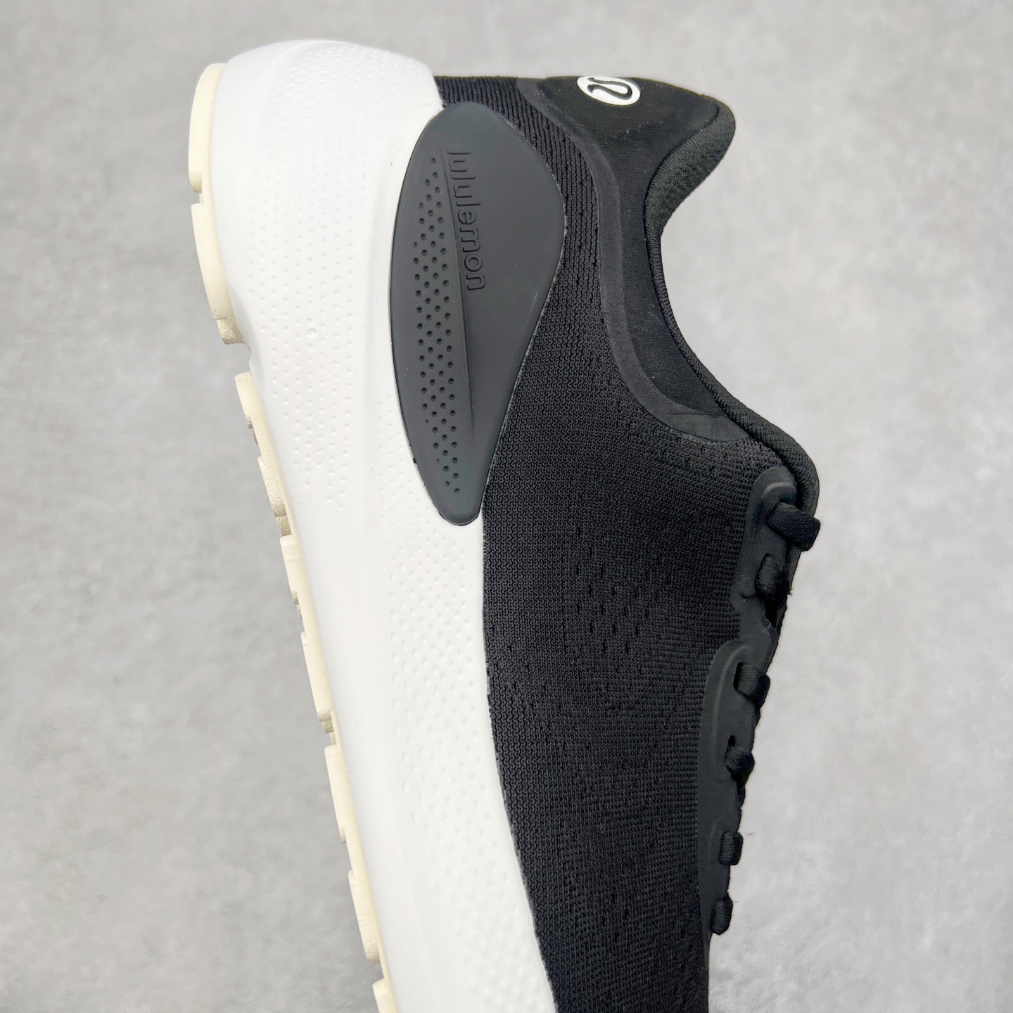 图片[6]-lululemon beyondfeel 露露乐檬舒适防滑耐磨低帮跑步鞋 Cityverse将运动性能融入经典休闲鞋中，中底提供出色缓震，并贴合足部曲线，带来全天候的舒适感。鞋面采用两种材质拼接，且前半部分采用热熔压胶处理，无任何缝线，保留了鞋身整体性。模制泡沫的鞋垫带来上乘的脚感，在平日休闲穿着时不会磨脚，也能提供轻质软弹的效果。25年来，lululemon一直秉持“感受为先”的设计理念，并相信更好的感受带来更好的表现。此次男鞋的设计亦是如此。投入多年研究，针对男性在不同运动场景中的脚步形态设计了不同鞋履款式。同时，还进行了生物力学与形态学研究，为“他”带来更好的贴合度和感受。尺码：36 36.5 37.5 38 38.5 39 40 40.5 41 42 42.5 43 44 45-选品中心