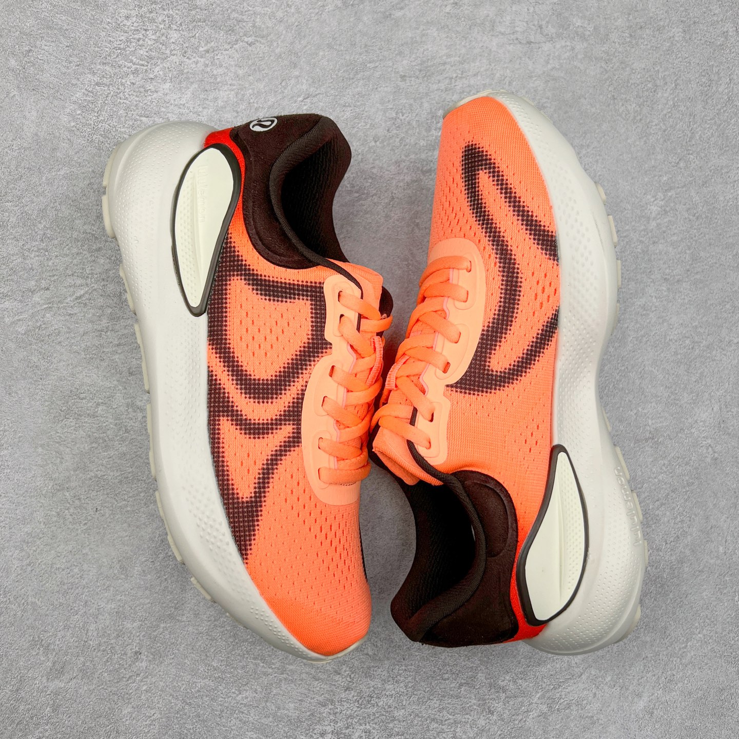 图片[3]-lululemon beyondfeel 露露乐檬舒适防滑耐磨低帮跑步鞋 Cityverse将运动性能融入经典休闲鞋中，中底提供出色缓震，并贴合足部曲线，带来全天候的舒适感。鞋面采用两种材质拼接，且前半部分采用热熔压胶处理，无任何缝线，保留了鞋身整体性。模制泡沫的鞋垫带来上乘的脚感，在平日休闲穿着时不会磨脚，也能提供轻质软弹的效果。25年来，lululemon一直秉持“感受为先”的设计理念，并相信更好的感受带来更好的表现。此次男鞋的设计亦是如此。投入多年研究，针对男性在不同运动场景中的脚步形态设计了不同鞋履款式。同时，还进行了生物力学与形态学研究，为“他”带来更好的贴合度和感受。尺码：36 36.5 37.5 38 38.5 39 40 40.5 41 42 42.5 43 44 45-选品中心