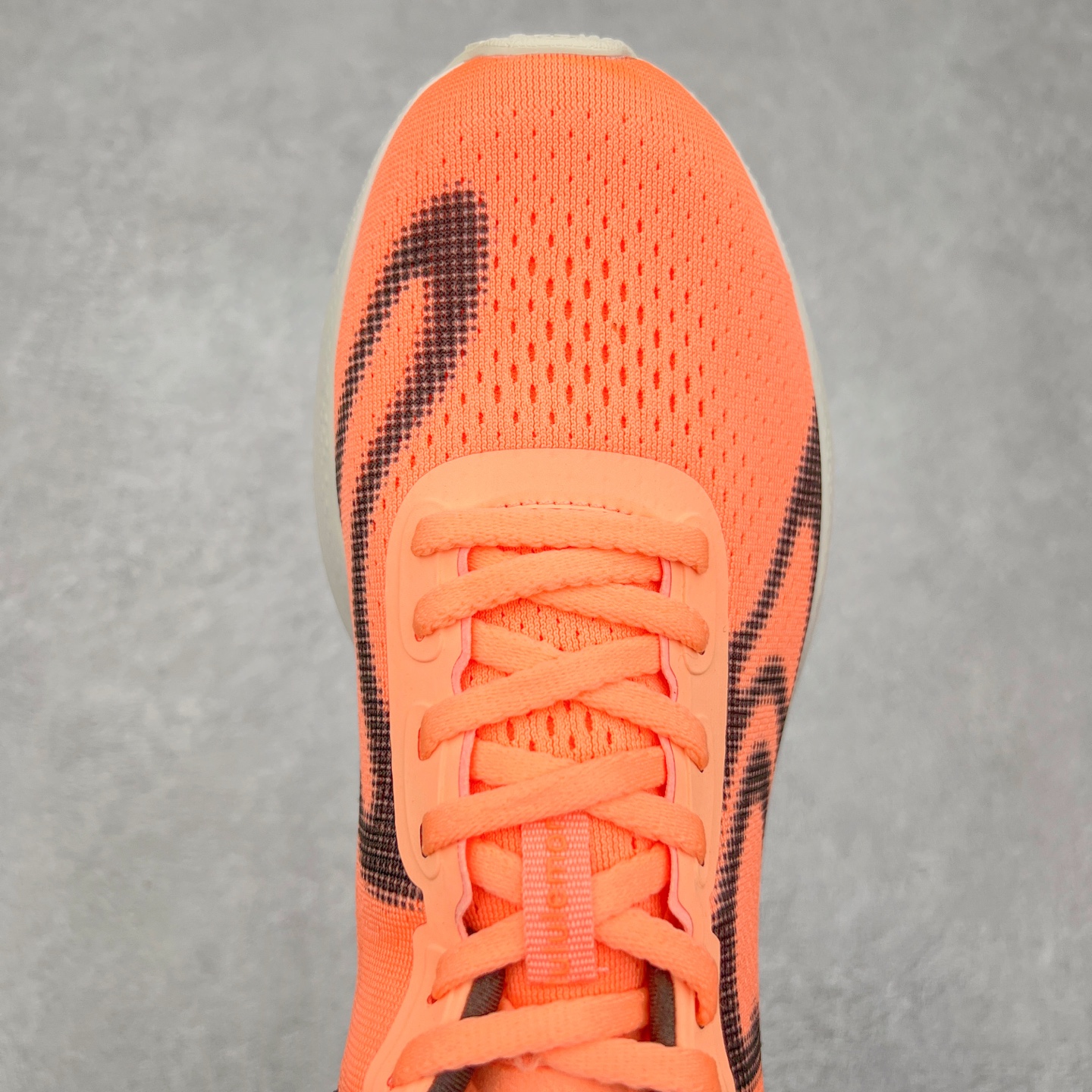 图片[4]-lululemon beyondfeel 露露乐檬舒适防滑耐磨低帮跑步鞋 Cityverse将运动性能融入经典休闲鞋中，中底提供出色缓震，并贴合足部曲线，带来全天候的舒适感。鞋面采用两种材质拼接，且前半部分采用热熔压胶处理，无任何缝线，保留了鞋身整体性。模制泡沫的鞋垫带来上乘的脚感，在平日休闲穿着时不会磨脚，也能提供轻质软弹的效果。25年来，lululemon一直秉持“感受为先”的设计理念，并相信更好的感受带来更好的表现。此次男鞋的设计亦是如此。投入多年研究，针对男性在不同运动场景中的脚步形态设计了不同鞋履款式。同时，还进行了生物力学与形态学研究，为“他”带来更好的贴合度和感受。尺码：36 36.5 37.5 38 38.5 39 40 40.5 41 42 42.5 43 44 45-选品中心