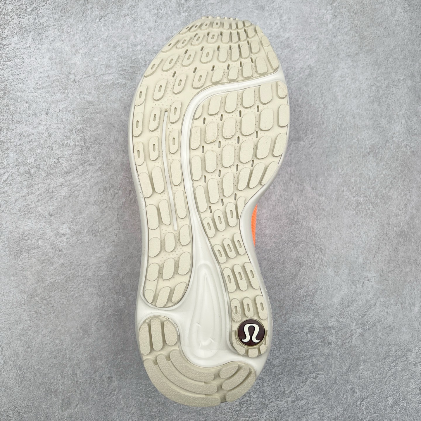 图片[9]-lululemon beyondfeel 露露乐檬舒适防滑耐磨低帮跑步鞋 Cityverse将运动性能融入经典休闲鞋中，中底提供出色缓震，并贴合足部曲线，带来全天候的舒适感。鞋面采用两种材质拼接，且前半部分采用热熔压胶处理，无任何缝线，保留了鞋身整体性。模制泡沫的鞋垫带来上乘的脚感，在平日休闲穿着时不会磨脚，也能提供轻质软弹的效果。25年来，lululemon一直秉持“感受为先”的设计理念，并相信更好的感受带来更好的表现。此次男鞋的设计亦是如此。投入多年研究，针对男性在不同运动场景中的脚步形态设计了不同鞋履款式。同时，还进行了生物力学与形态学研究，为“他”带来更好的贴合度和感受。尺码：36 36.5 37.5 38 38.5 39 40 40.5 41 42 42.5 43 44 45-选品中心