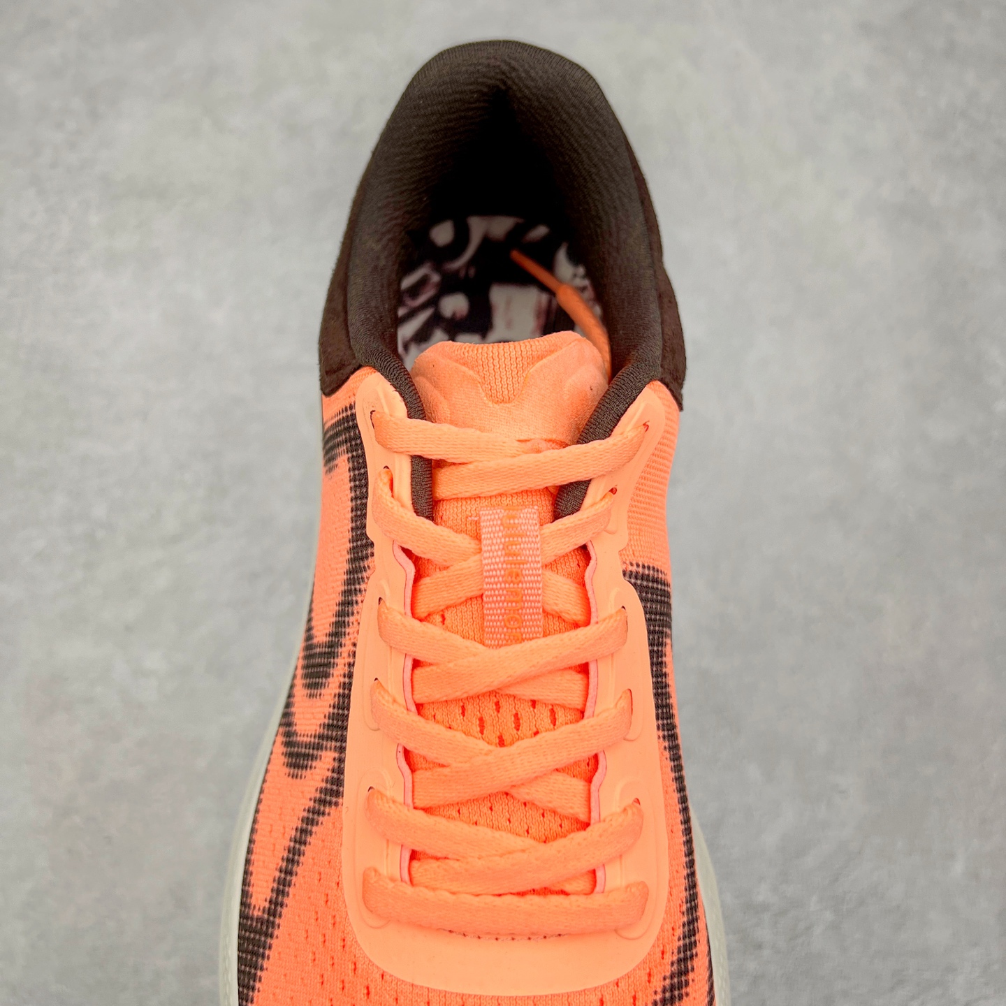 图片[5]-lululemon beyondfeel 露露乐檬舒适防滑耐磨低帮跑步鞋 Cityverse将运动性能融入经典休闲鞋中，中底提供出色缓震，并贴合足部曲线，带来全天候的舒适感。鞋面采用两种材质拼接，且前半部分采用热熔压胶处理，无任何缝线，保留了鞋身整体性。模制泡沫的鞋垫带来上乘的脚感，在平日休闲穿着时不会磨脚，也能提供轻质软弹的效果。25年来，lululemon一直秉持“感受为先”的设计理念，并相信更好的感受带来更好的表现。此次男鞋的设计亦是如此。投入多年研究，针对男性在不同运动场景中的脚步形态设计了不同鞋履款式。同时，还进行了生物力学与形态学研究，为“他”带来更好的贴合度和感受。尺码：36 36.5 37.5 38 38.5 39 40 40.5 41 42 42.5 43 44 45-选品中心