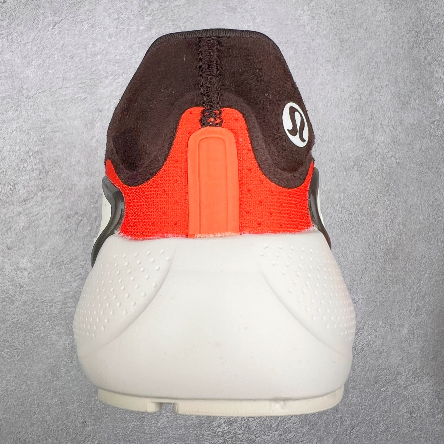 图片[8]-lululemon beyondfeel 露露乐檬舒适防滑耐磨低帮跑步鞋 Cityverse将运动性能融入经典休闲鞋中，中底提供出色缓震，并贴合足部曲线，带来全天候的舒适感。鞋面采用两种材质拼接，且前半部分采用热熔压胶处理，无任何缝线，保留了鞋身整体性。模制泡沫的鞋垫带来上乘的脚感，在平日休闲穿着时不会磨脚，也能提供轻质软弹的效果。25年来，lululemon一直秉持“感受为先”的设计理念，并相信更好的感受带来更好的表现。此次男鞋的设计亦是如此。投入多年研究，针对男性在不同运动场景中的脚步形态设计了不同鞋履款式。同时，还进行了生物力学与形态学研究，为“他”带来更好的贴合度和感受。尺码：36 36.5 37.5 38 38.5 39 40 40.5 41 42 42.5 43 44 45-选品中心