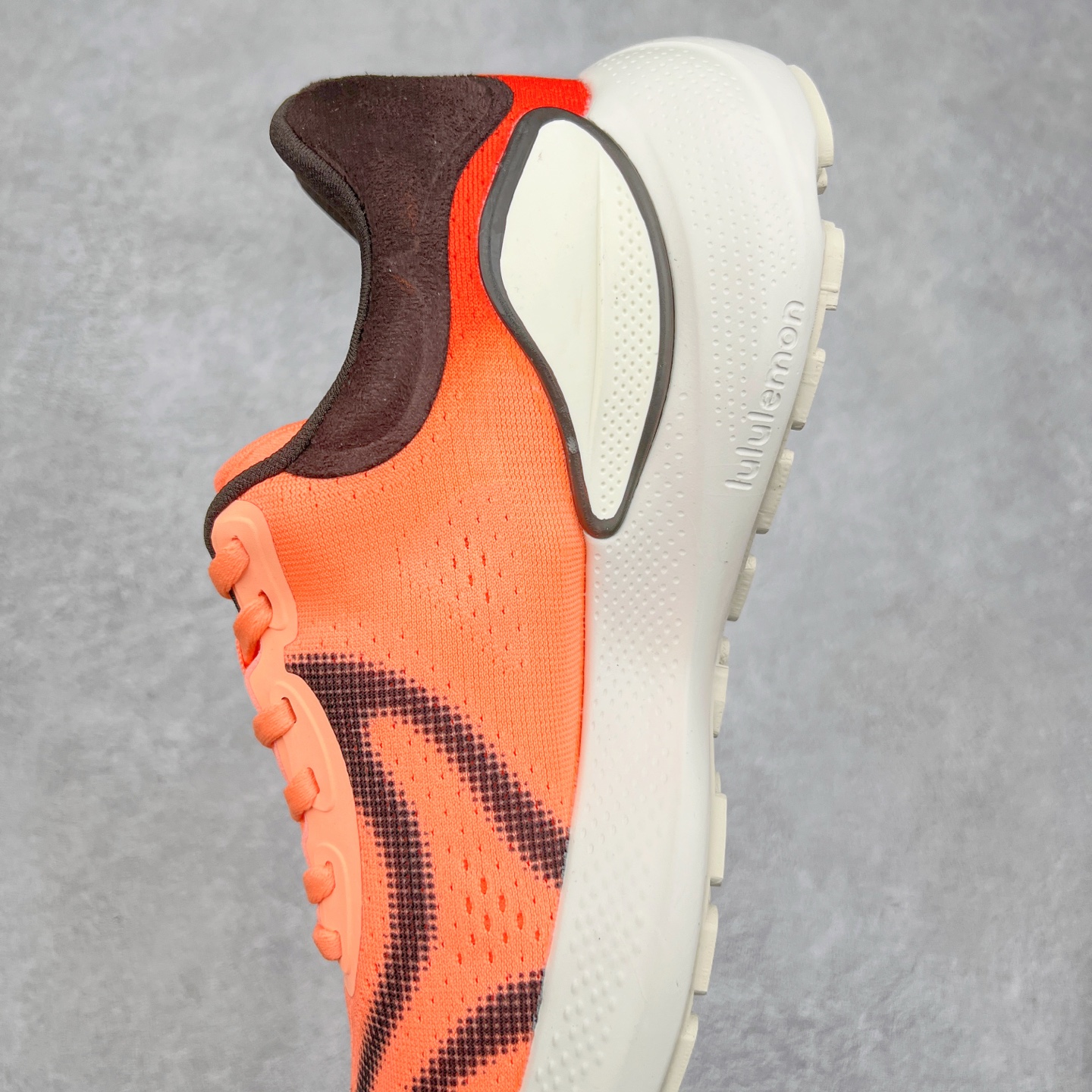 图片[7]-lululemon beyondfeel 露露乐檬舒适防滑耐磨低帮跑步鞋 Cityverse将运动性能融入经典休闲鞋中，中底提供出色缓震，并贴合足部曲线，带来全天候的舒适感。鞋面采用两种材质拼接，且前半部分采用热熔压胶处理，无任何缝线，保留了鞋身整体性。模制泡沫的鞋垫带来上乘的脚感，在平日休闲穿着时不会磨脚，也能提供轻质软弹的效果。25年来，lululemon一直秉持“感受为先”的设计理念，并相信更好的感受带来更好的表现。此次男鞋的设计亦是如此。投入多年研究，针对男性在不同运动场景中的脚步形态设计了不同鞋履款式。同时，还进行了生物力学与形态学研究，为“他”带来更好的贴合度和感受。尺码：36 36.5 37.5 38 38.5 39 40 40.5 41 42 42.5 43 44 45-选品中心