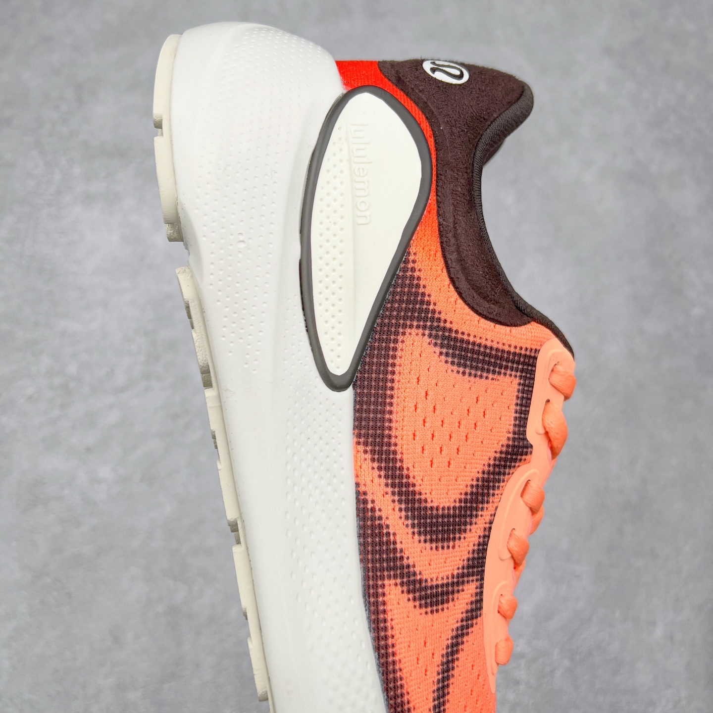 图片[6]-lululemon beyondfeel 露露乐檬舒适防滑耐磨低帮跑步鞋 Cityverse将运动性能融入经典休闲鞋中，中底提供出色缓震，并贴合足部曲线，带来全天候的舒适感。鞋面采用两种材质拼接，且前半部分采用热熔压胶处理，无任何缝线，保留了鞋身整体性。模制泡沫的鞋垫带来上乘的脚感，在平日休闲穿着时不会磨脚，也能提供轻质软弹的效果。25年来，lululemon一直秉持“感受为先”的设计理念，并相信更好的感受带来更好的表现。此次男鞋的设计亦是如此。投入多年研究，针对男性在不同运动场景中的脚步形态设计了不同鞋履款式。同时，还进行了生物力学与形态学研究，为“他”带来更好的贴合度和感受。尺码：36 36.5 37.5 38 38.5 39 40 40.5 41 42 42.5 43 44 45-选品中心