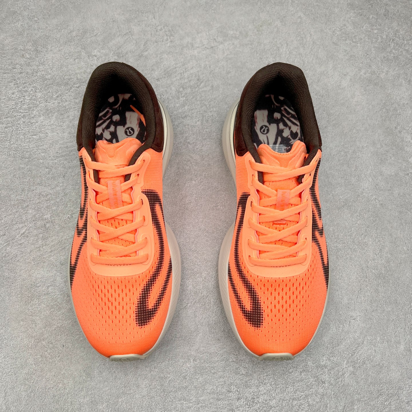 图片[2]-lululemon beyondfeel 露露乐檬舒适防滑耐磨低帮跑步鞋 Cityverse将运动性能融入经典休闲鞋中，中底提供出色缓震，并贴合足部曲线，带来全天候的舒适感。鞋面采用两种材质拼接，且前半部分采用热熔压胶处理，无任何缝线，保留了鞋身整体性。模制泡沫的鞋垫带来上乘的脚感，在平日休闲穿着时不会磨脚，也能提供轻质软弹的效果。25年来，lululemon一直秉持“感受为先”的设计理念，并相信更好的感受带来更好的表现。此次男鞋的设计亦是如此。投入多年研究，针对男性在不同运动场景中的脚步形态设计了不同鞋履款式。同时，还进行了生物力学与形态学研究，为“他”带来更好的贴合度和感受。尺码：36 36.5 37.5 38 38.5 39 40 40.5 41 42 42.5 43 44 45-选品中心