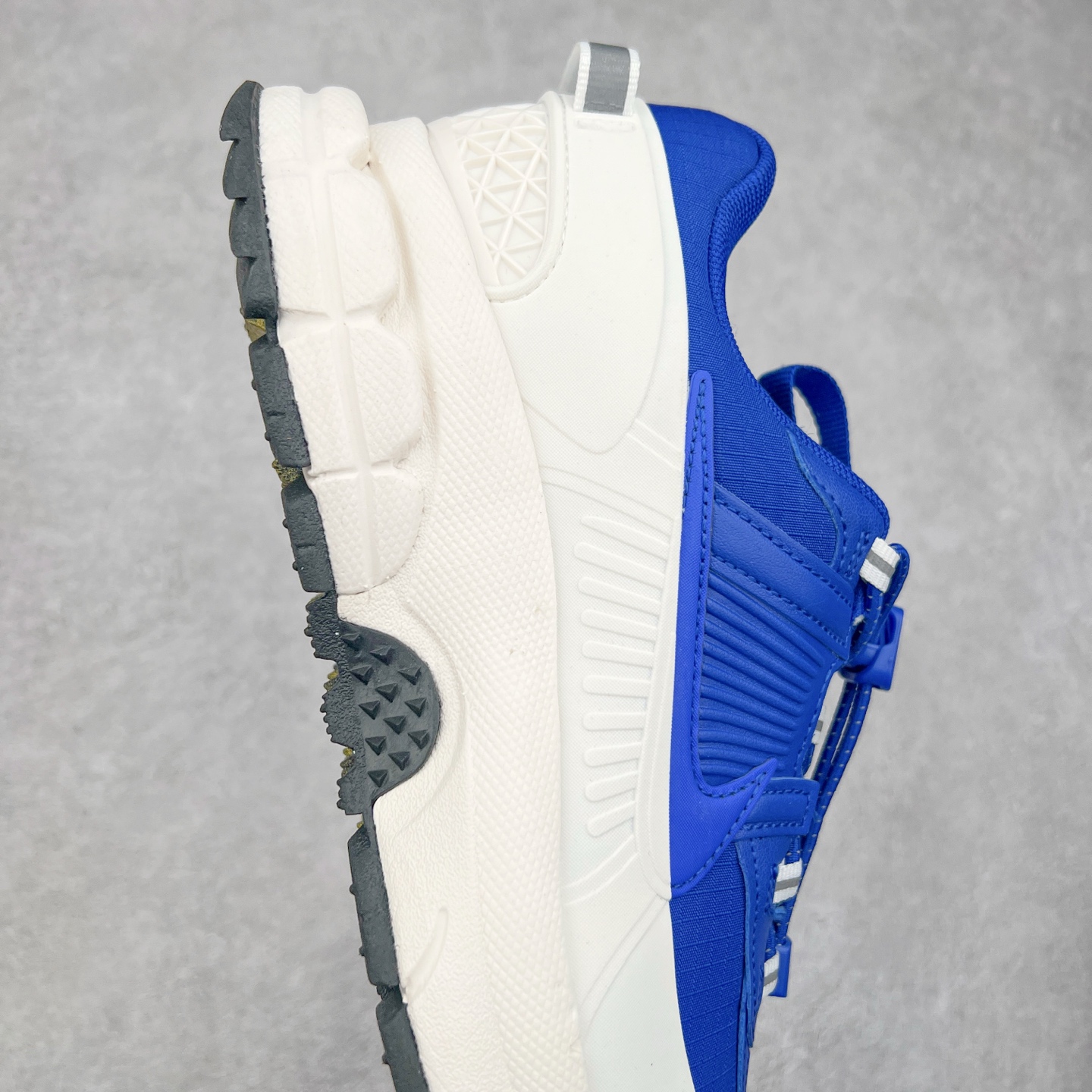 图片[6]-NK Zoom Vomero 5 Roam 佛莫罗5代徒步版系列经典复古增高厚底休闲运动慢跑鞋 FV2295-400 Vomero Roam「漫游鞋」舒适性典范 工学拒水鞋面+ Air Zoom缓震配置无惧雨水 不受天气左右 助你灵活迈步 再加上厚实衬里和橡胶挡泥片 有效御寒不厚重 雨天照样利落出街 中性色调搭配简洁织物 打造百搭属性低调出街or高调亮相 都看你的男女同款不同色 轻松get多元风格 尺码：36 36.5 37.5 38 38.5 39 40 40.5 41 42 42.5 43 44 44.5 45-选品中心