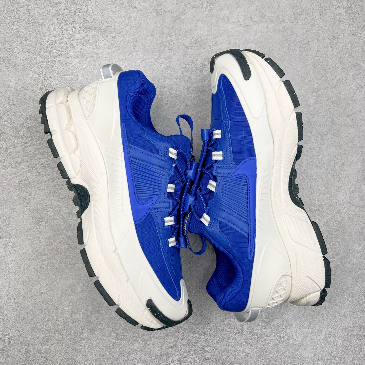 图片[3]-NK Zoom Vomero 5 Roam 佛莫罗5代徒步版系列经典复古增高厚底休闲运动慢跑鞋 FV2295-400 Vomero Roam「漫游鞋」舒适性典范 工学拒水鞋面+ Air Zoom缓震配置无惧雨水 不受天气左右 助你灵活迈步 再加上厚实衬里和橡胶挡泥片 有效御寒不厚重 雨天照样利落出街 中性色调搭配简洁织物 打造百搭属性低调出街or高调亮相 都看你的男女同款不同色 轻松get多元风格 尺码：36 36.5 37.5 38 38.5 39 40 40.5 41 42 42.5 43 44 44.5 45-选品中心