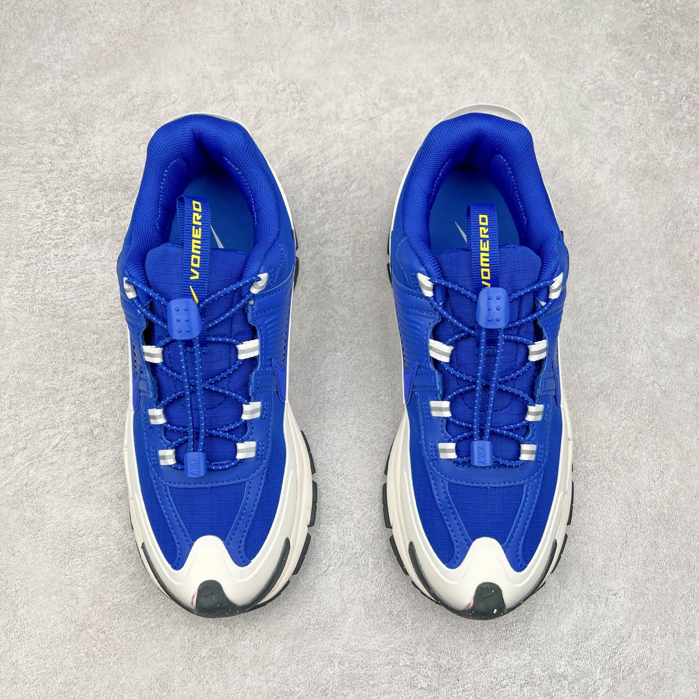 图片[2]-NK Zoom Vomero 5 Roam 佛莫罗5代徒步版系列经典复古增高厚底休闲运动慢跑鞋 FV2295-400 Vomero Roam「漫游鞋」舒适性典范 工学拒水鞋面+ Air Zoom缓震配置无惧雨水 不受天气左右 助你灵活迈步 再加上厚实衬里和橡胶挡泥片 有效御寒不厚重 雨天照样利落出街 中性色调搭配简洁织物 打造百搭属性低调出街or高调亮相 都看你的男女同款不同色 轻松get多元风格 尺码：36 36.5 37.5 38 38.5 39 40 40.5 41 42 42.5 43 44 44.5 45-选品中心