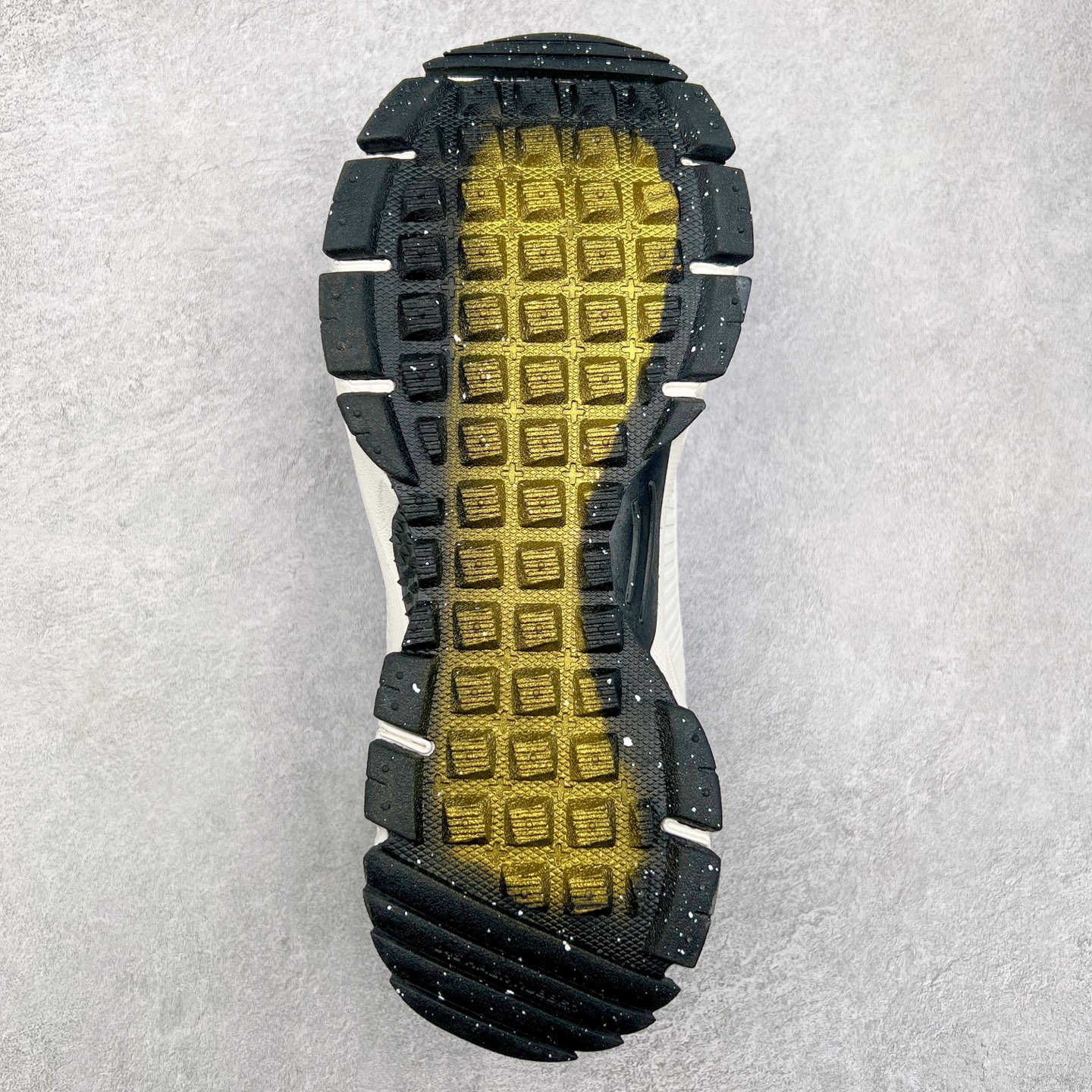 图片[9]-NK Zoom Vomero 5 Roam 佛莫罗5代徒步版系列经典复古增高厚底休闲运动慢跑鞋 FV2295-400 Vomero Roam「漫游鞋」舒适性典范 工学拒水鞋面+ Air Zoom缓震配置无惧雨水 不受天气左右 助你灵活迈步 再加上厚实衬里和橡胶挡泥片 有效御寒不厚重 雨天照样利落出街 中性色调搭配简洁织物 打造百搭属性低调出街or高调亮相 都看你的男女同款不同色 轻松get多元风格 尺码：36 36.5 37.5 38 38.5 39 40 40.5 41 42 42.5 43 44 44.5 45-选品中心