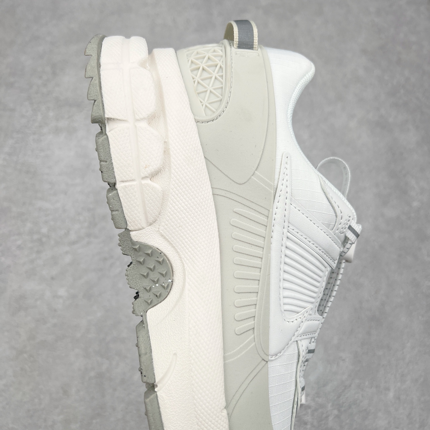 图片[6]-NK Zoom Vomero 5 Roam 佛莫罗5代徒步版系列经典复古增高厚底休闲运动慢跑鞋 HV6410-100 Vomero Roam「漫游鞋」舒适性典范 工学拒水鞋面+ Air Zoom缓震配置无惧雨水 不受天气左右 助你灵活迈步 再加上厚实衬里和橡胶挡泥片 有效御寒不厚重 雨天照样利落出街 中性色调搭配简洁织物 打造百搭属性低调出街or高调亮相 都看你的男女同款不同色 轻松get多元风格 尺码：36 36.5 37.5 38 38.5 39 40 40.5 41 42 42.5 43 44 44.5 45-选品中心