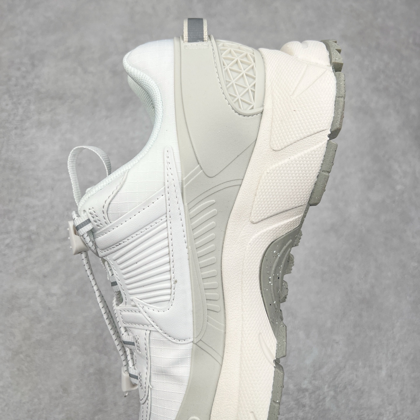 图片[7]-NK Zoom Vomero 5 Roam 佛莫罗5代徒步版系列经典复古增高厚底休闲运动慢跑鞋 HV6410-100 Vomero Roam「漫游鞋」舒适性典范 工学拒水鞋面+ Air Zoom缓震配置无惧雨水 不受天气左右 助你灵活迈步 再加上厚实衬里和橡胶挡泥片 有效御寒不厚重 雨天照样利落出街 中性色调搭配简洁织物 打造百搭属性低调出街or高调亮相 都看你的男女同款不同色 轻松get多元风格 尺码：36 36.5 37.5 38 38.5 39 40 40.5 41 42 42.5 43 44 44.5 45-选品中心