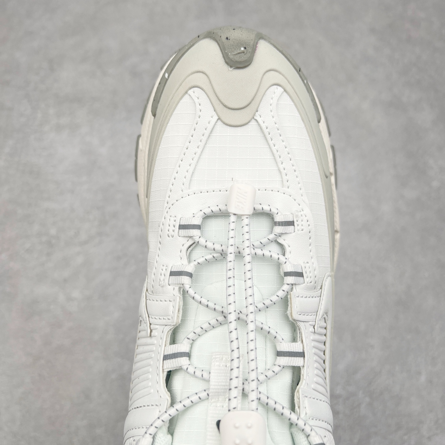 图片[4]-NK Zoom Vomero 5 Roam 佛莫罗5代徒步版系列经典复古增高厚底休闲运动慢跑鞋 HV6410-100 Vomero Roam「漫游鞋」舒适性典范 工学拒水鞋面+ Air Zoom缓震配置无惧雨水 不受天气左右 助你灵活迈步 再加上厚实衬里和橡胶挡泥片 有效御寒不厚重 雨天照样利落出街 中性色调搭配简洁织物 打造百搭属性低调出街or高调亮相 都看你的男女同款不同色 轻松get多元风格 尺码：36 36.5 37.5 38 38.5 39 40 40.5 41 42 42.5 43 44 44.5 45-选品中心