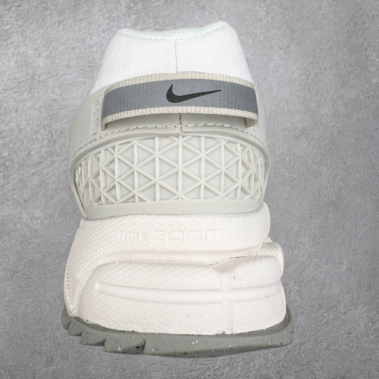 图片[8]-NK Zoom Vomero 5 Roam 佛莫罗5代徒步版系列经典复古增高厚底休闲运动慢跑鞋 HV6410-100 Vomero Roam「漫游鞋」舒适性典范 工学拒水鞋面+ Air Zoom缓震配置无惧雨水 不受天气左右 助你灵活迈步 再加上厚实衬里和橡胶挡泥片 有效御寒不厚重 雨天照样利落出街 中性色调搭配简洁织物 打造百搭属性低调出街or高调亮相 都看你的男女同款不同色 轻松get多元风格 尺码：36 36.5 37.5 38 38.5 39 40 40.5 41 42 42.5 43 44 44.5 45-选品中心