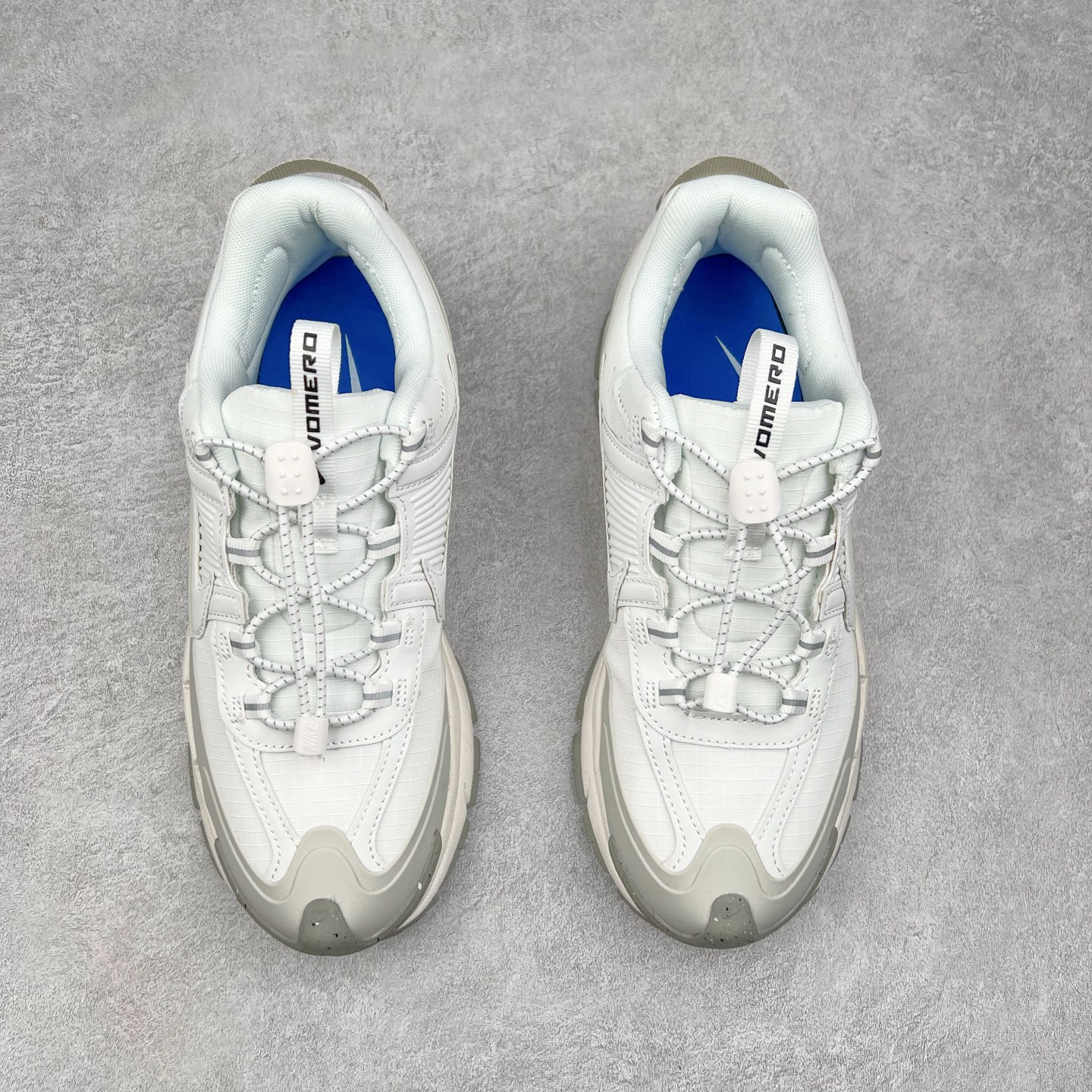 图片[2]-NK Zoom Vomero 5 Roam 佛莫罗5代徒步版系列经典复古增高厚底休闲运动慢跑鞋 HV6410-100 Vomero Roam「漫游鞋」舒适性典范 工学拒水鞋面+ Air Zoom缓震配置无惧雨水 不受天气左右 助你灵活迈步 再加上厚实衬里和橡胶挡泥片 有效御寒不厚重 雨天照样利落出街 中性色调搭配简洁织物 打造百搭属性低调出街or高调亮相 都看你的男女同款不同色 轻松get多元风格 尺码：36 36.5 37.5 38 38.5 39 40 40.5 41 42 42.5 43 44 44.5 45-选品中心