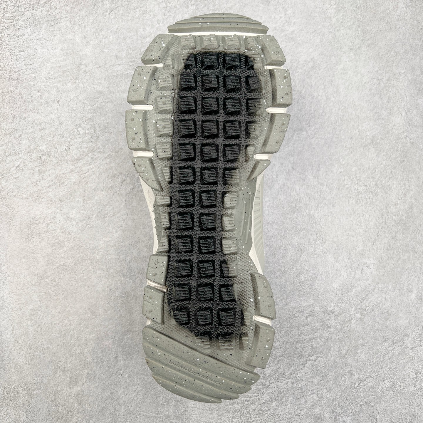 图片[9]-NK Zoom Vomero 5 Roam 佛莫罗5代徒步版系列经典复古增高厚底休闲运动慢跑鞋 HV6410-100 Vomero Roam「漫游鞋」舒适性典范 工学拒水鞋面+ Air Zoom缓震配置无惧雨水 不受天气左右 助你灵活迈步 再加上厚实衬里和橡胶挡泥片 有效御寒不厚重 雨天照样利落出街 中性色调搭配简洁织物 打造百搭属性低调出街or高调亮相 都看你的男女同款不同色 轻松get多元风格 尺码：36 36.5 37.5 38 38.5 39 40 40.5 41 42 42.5 43 44 44.5 45-选品中心